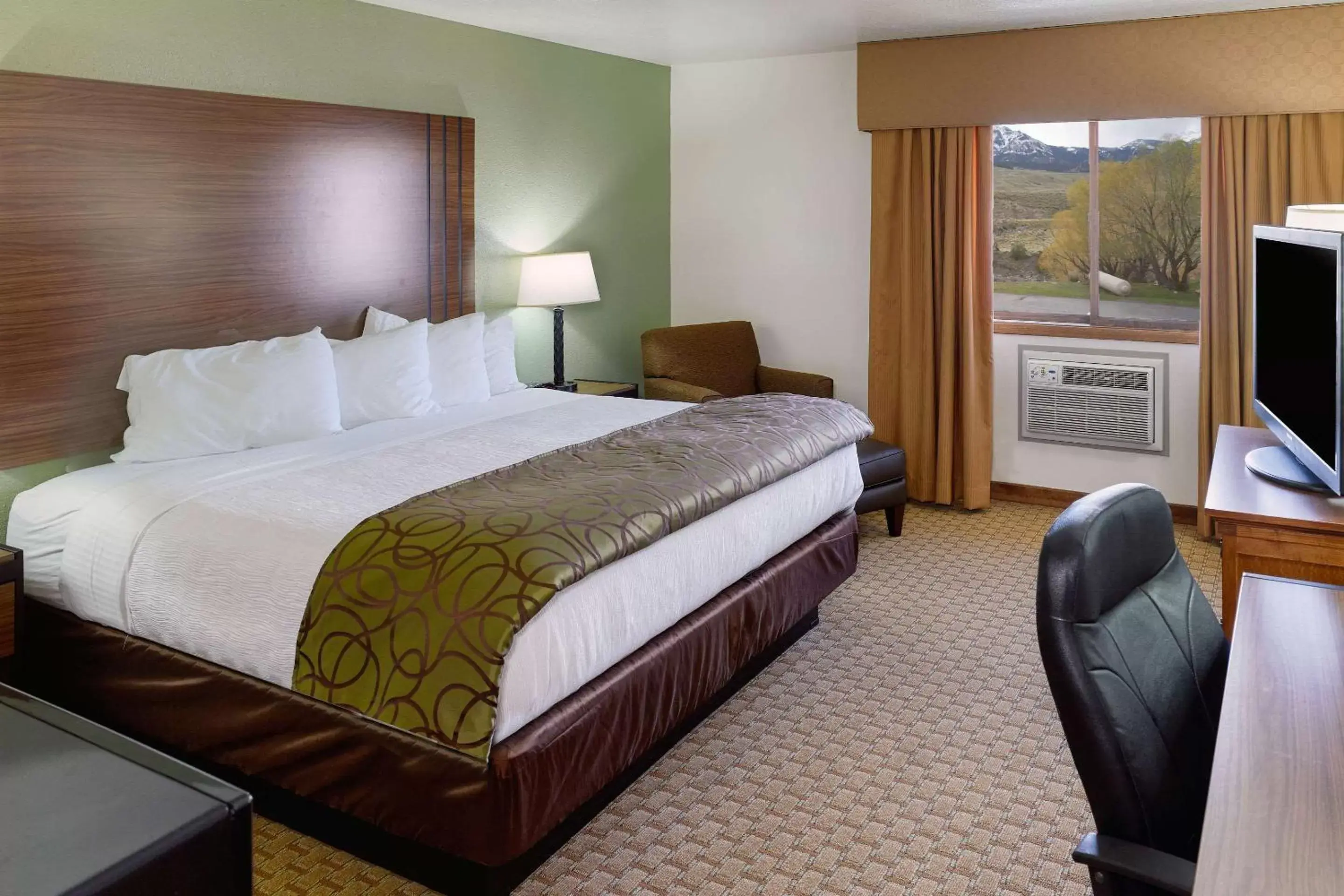 Bedroom in The Ridgeline Hotel at Yellowstone, Ascend Hotel Collection