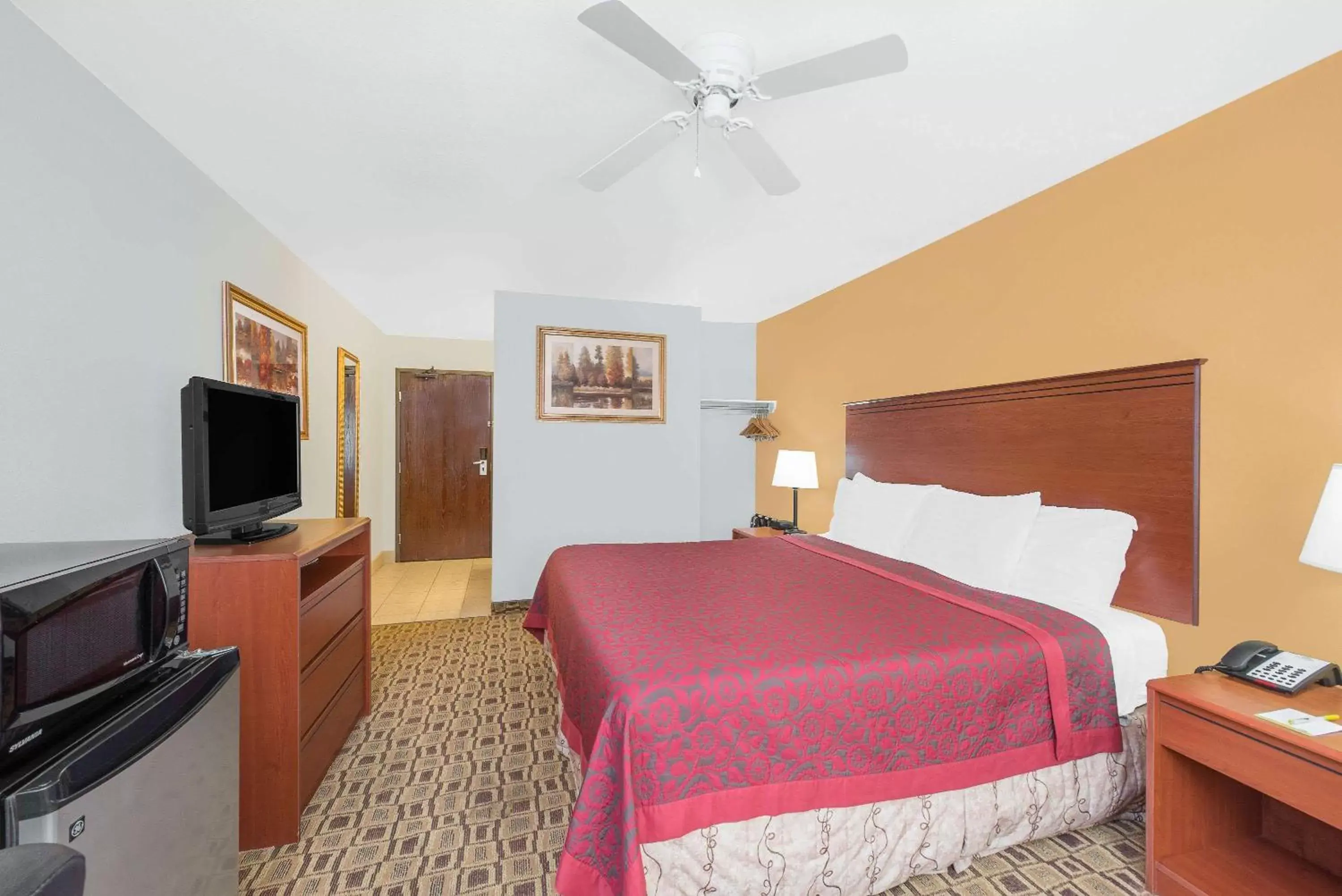 Photo of the whole room, Bed in Days Inn by Wyndham Lamar