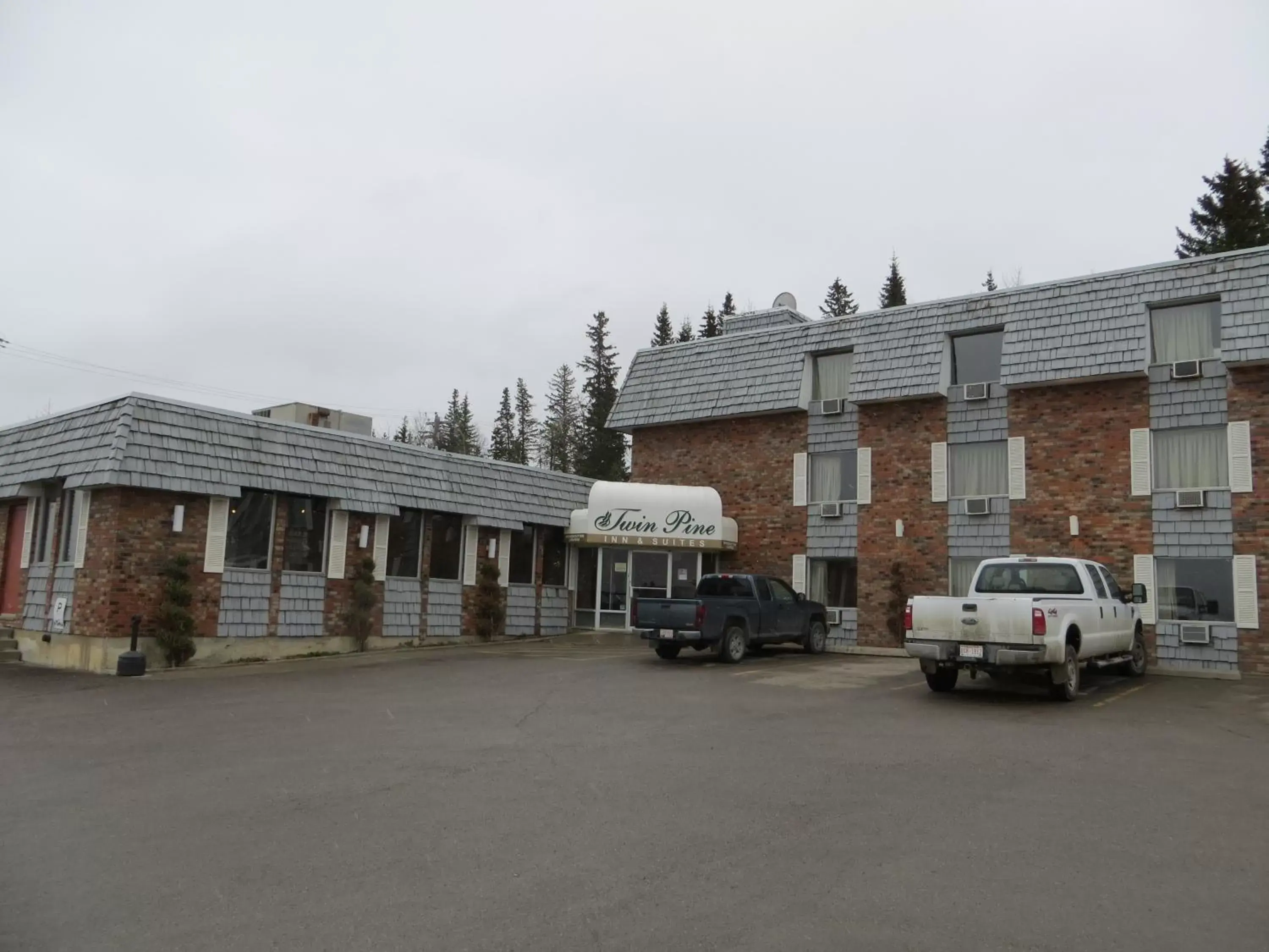 Facade/entrance, Property Building in Twin Pine Inn & Suites