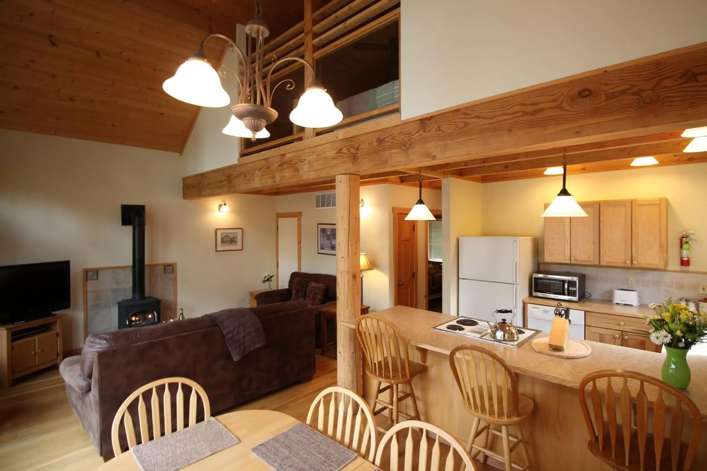 Kitchen or kitchenette, Dining Area in River's Edge Resort