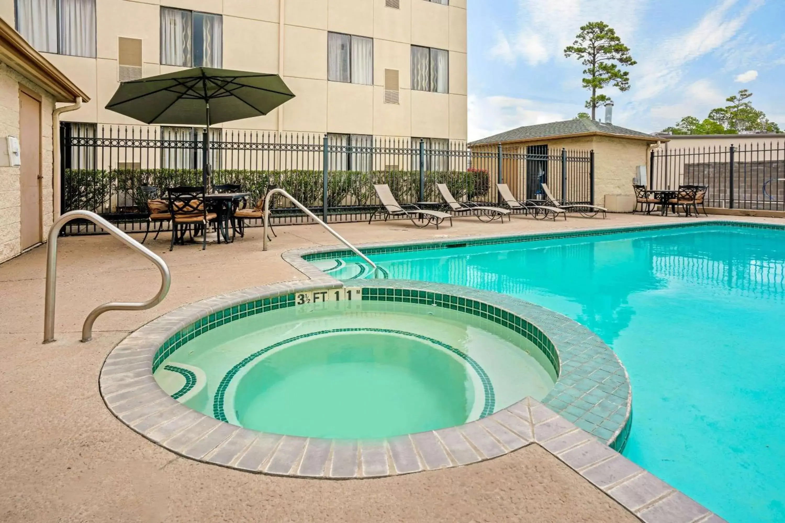 Hot Tub, Swimming Pool in La Quinta by Wyndham Houston North-Spring