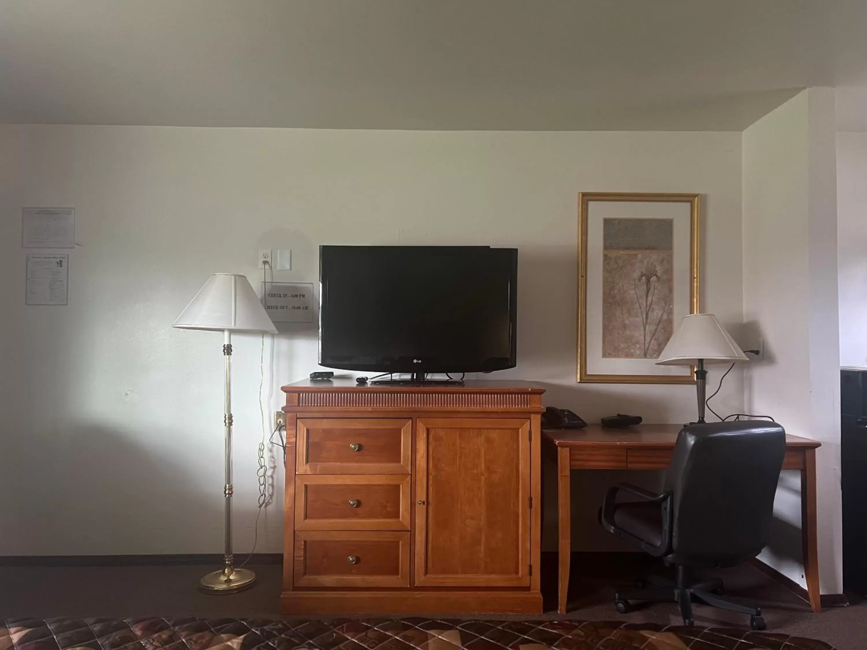 TV and multimedia, TV/Entertainment Center in Spinning Wheel Motel