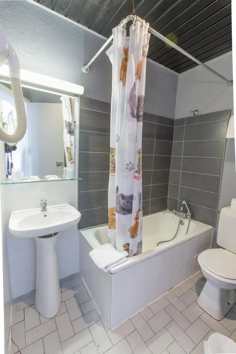 Toilet, Bathroom in Hipotel Paris Belgrand Mairie Du 20eme