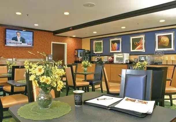 Breakfast, Lobby/Reception in Fairfield Inn Suites Brunswick