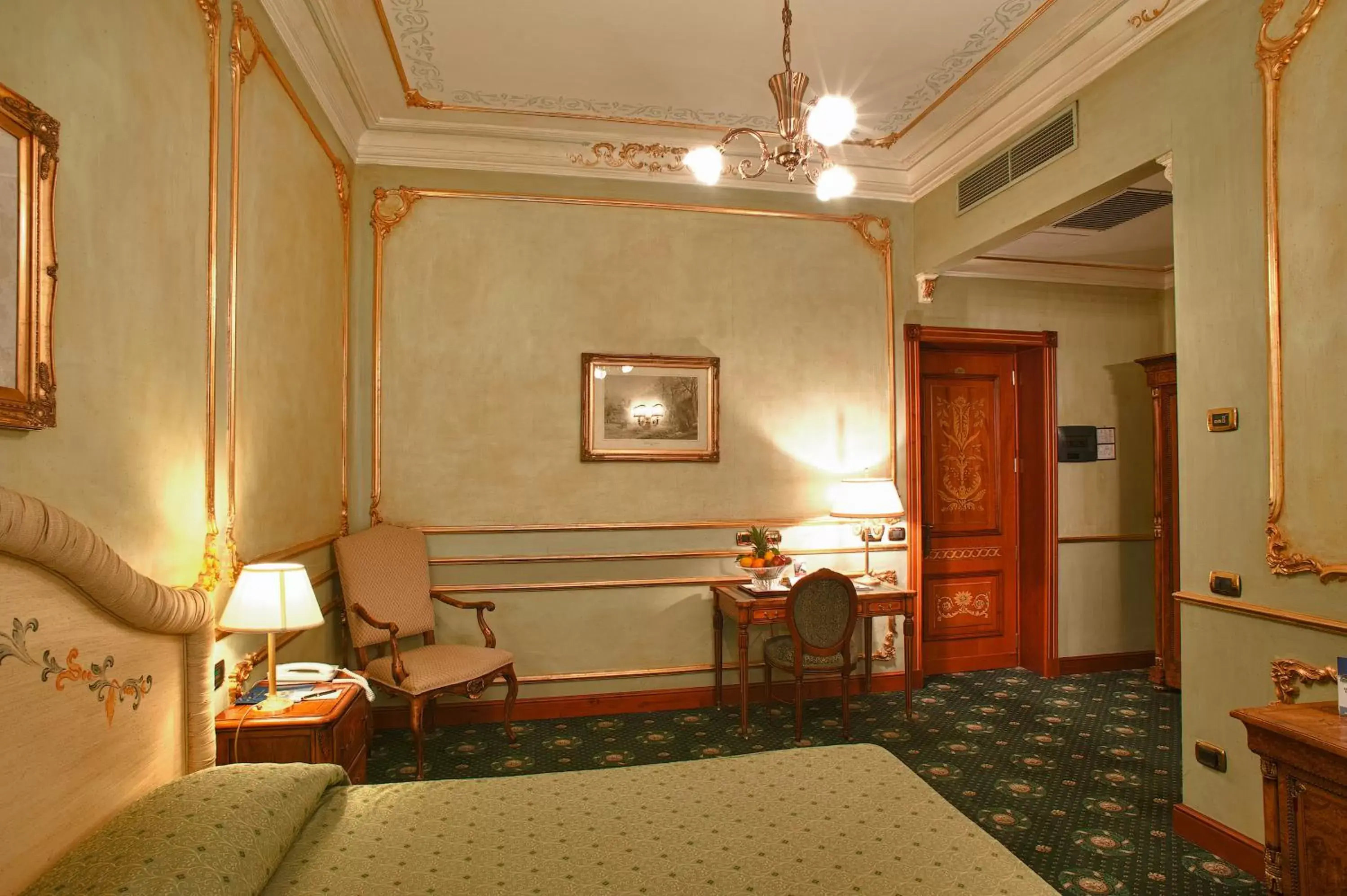 Bedroom, Lounge/Bar in Grand Hotel Wagner