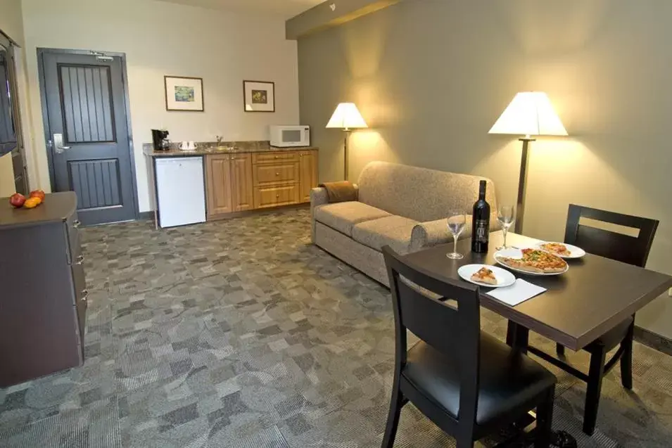 Kitchen or kitchenette, Seating Area in Midland Inn & Suites