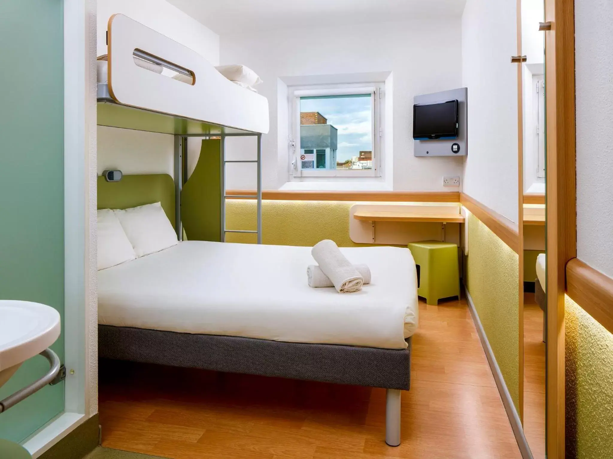 bunk bed, Bed in ibis budget London Hounslow