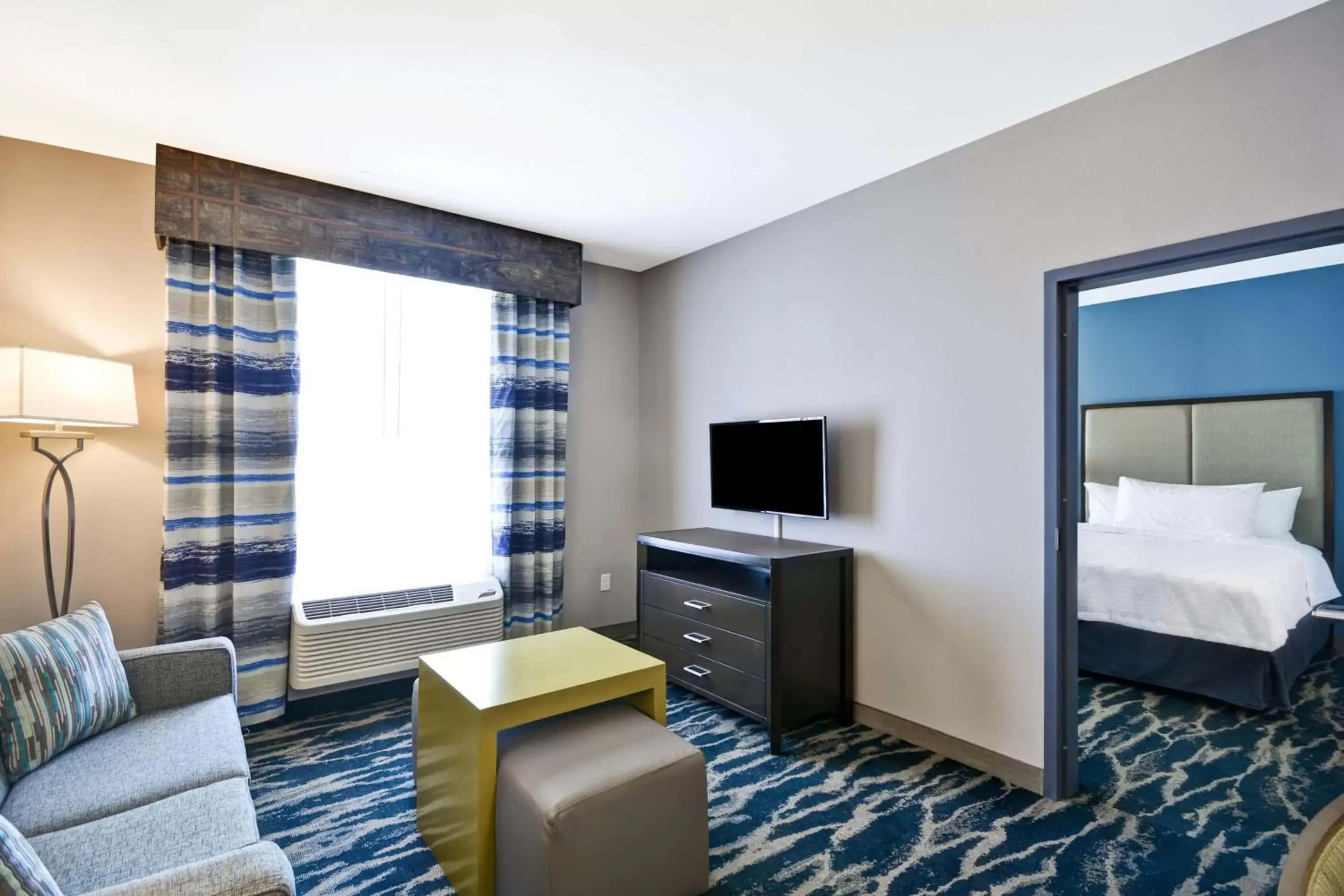 Bedroom, TV/Entertainment Center in Homewood Suites by Hilton Conroe