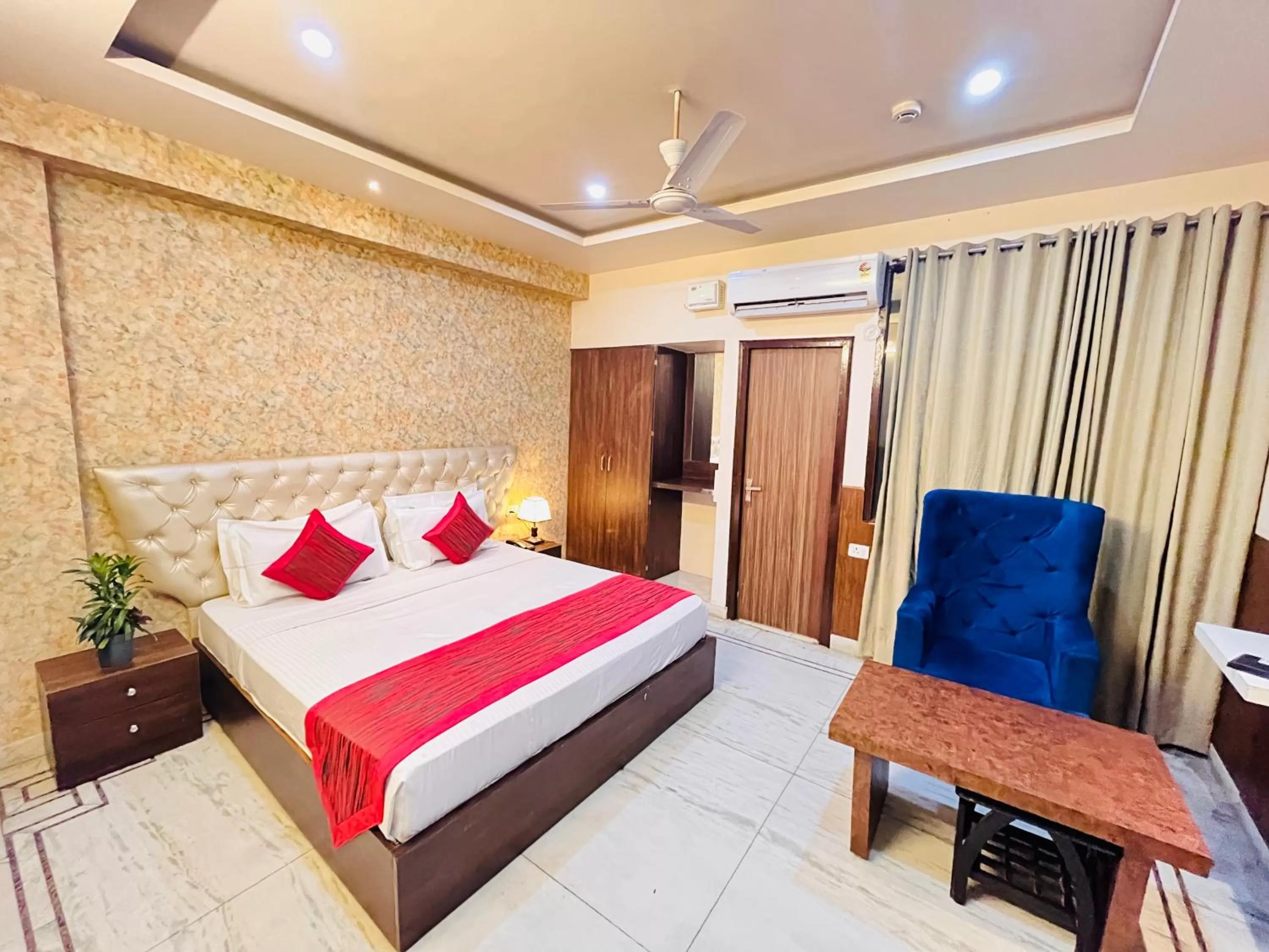 Bed in Hotel The Leaf - Gomti Nagar Lucknow