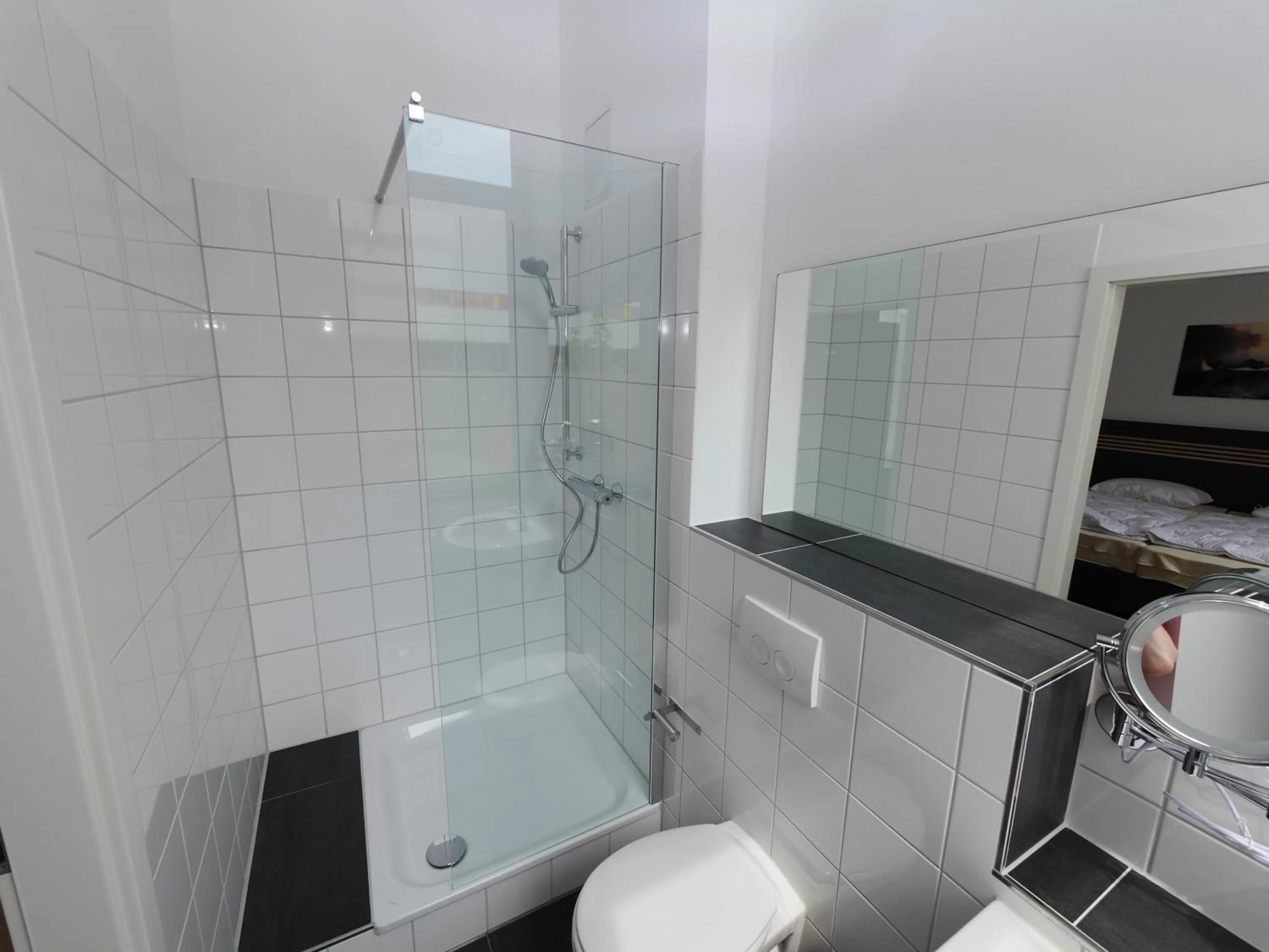 Shower in Ruhr Inn Hotel