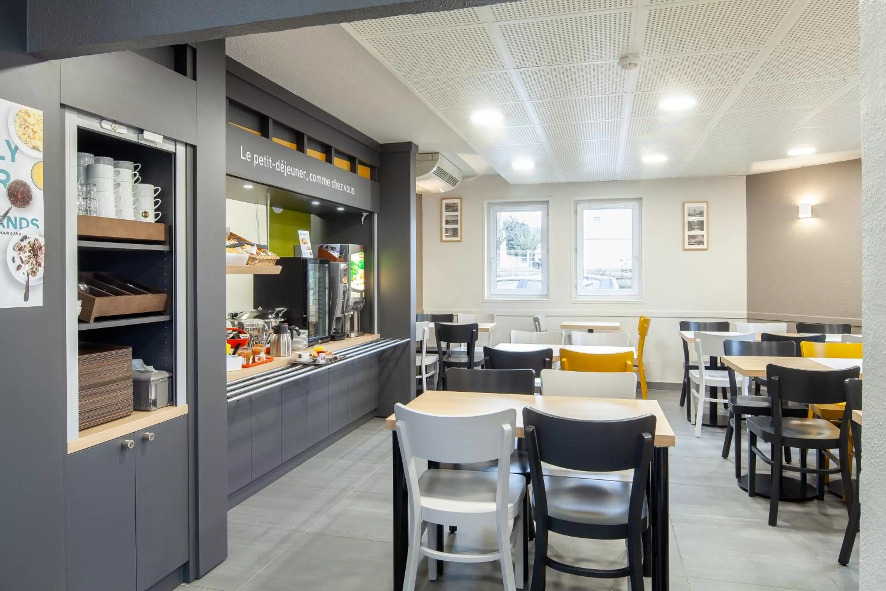 Buffet breakfast in B&B HOTEL Saint-Michel sur Orge