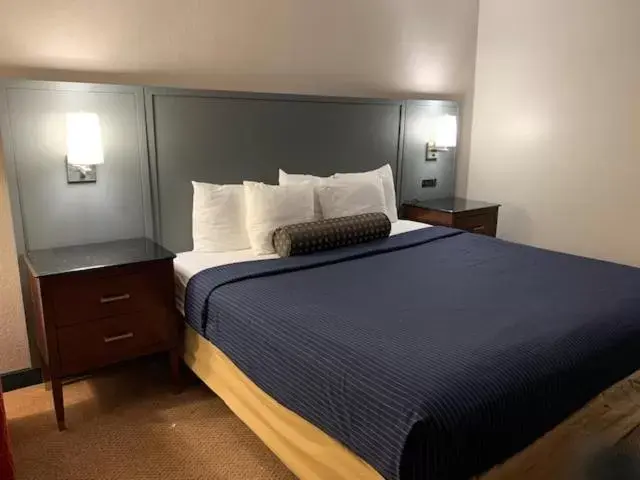 Bed in Days Inn by Wyndham Great Lakes - N. Chicago