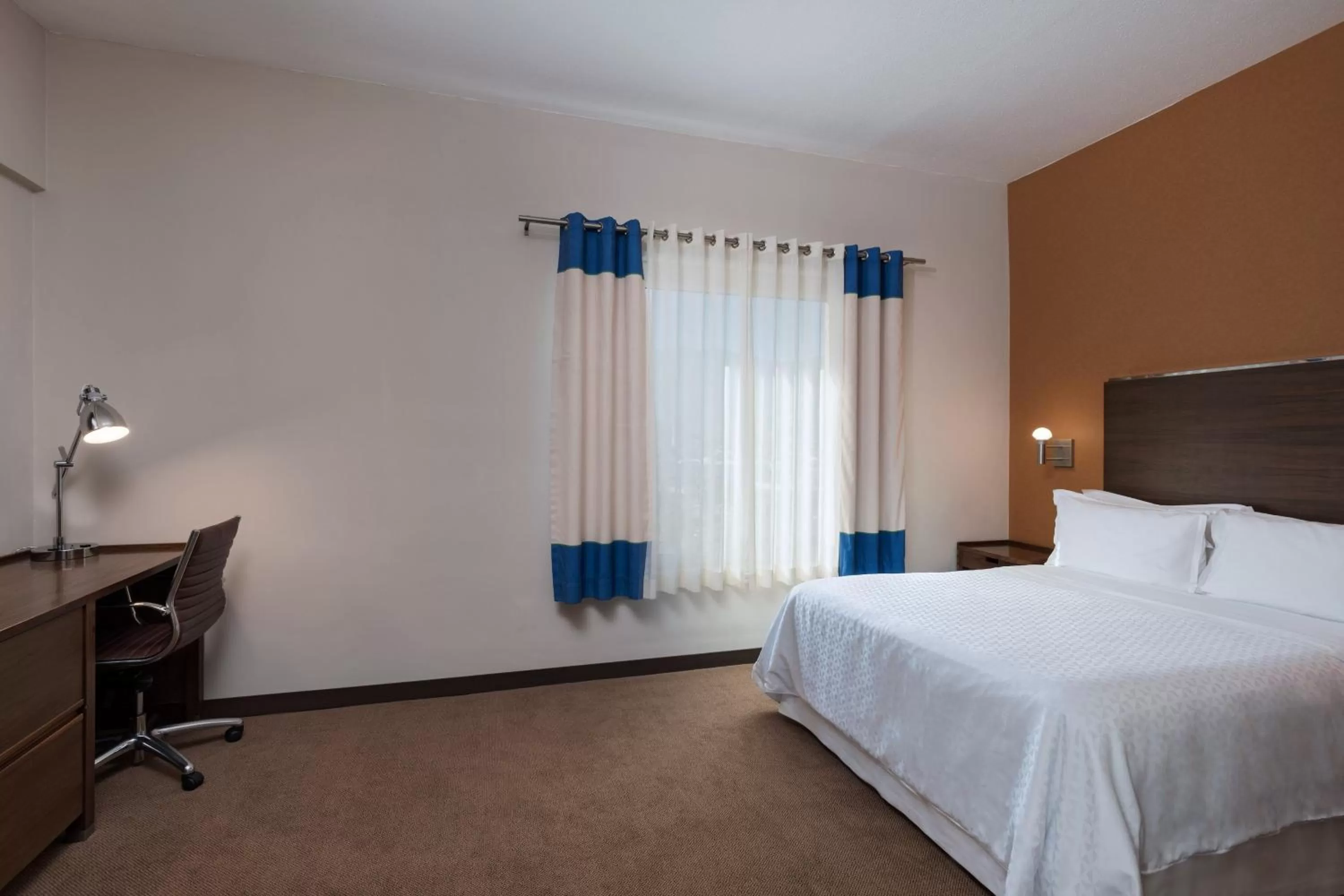 Photo of the whole room, Bed in Four Points by Sheraton Galerias Monterrey