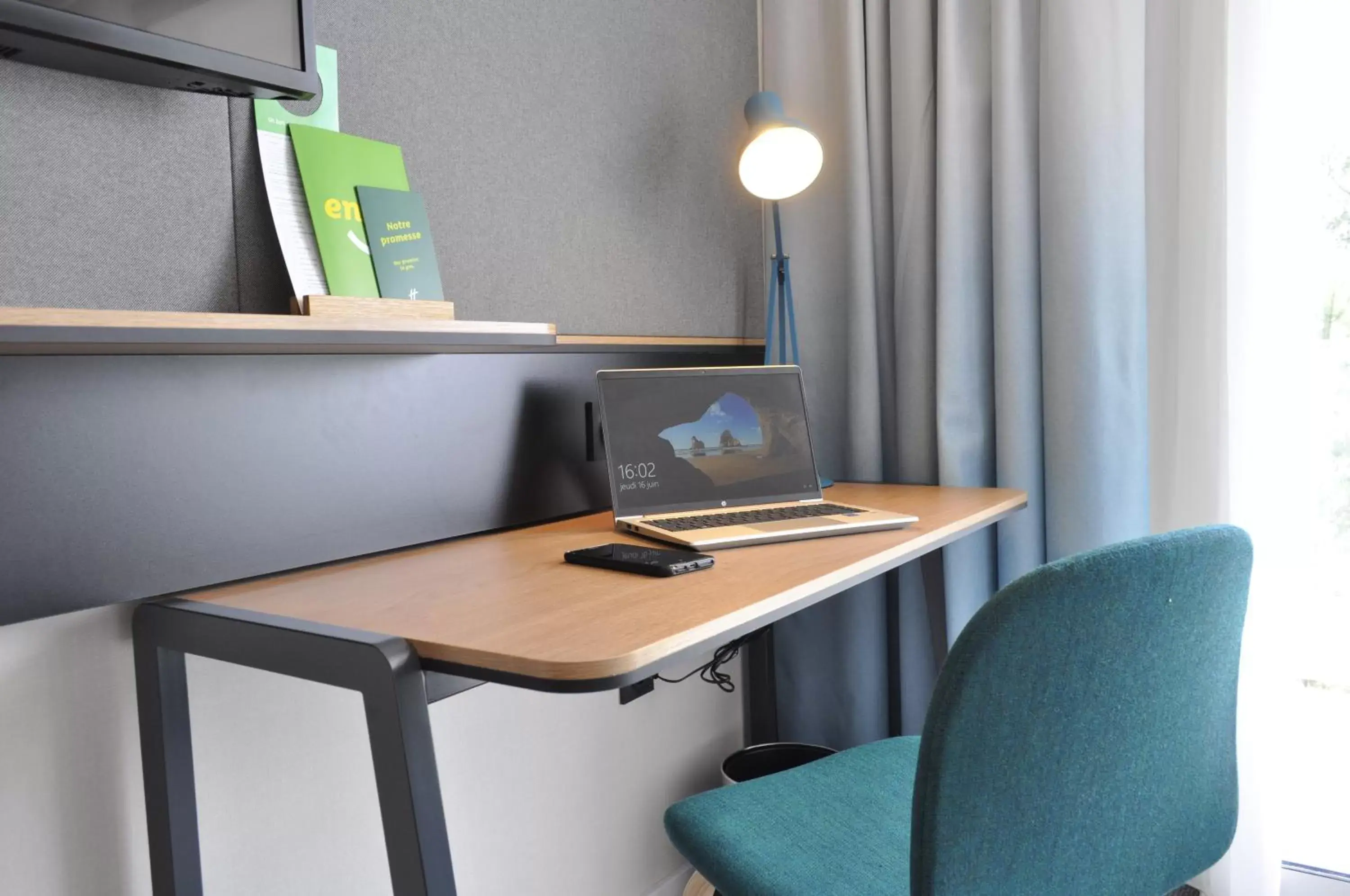 Seating area, TV/Entertainment Center in Holiday Inn - Bordeaux-Merignac, an IHG Hotel