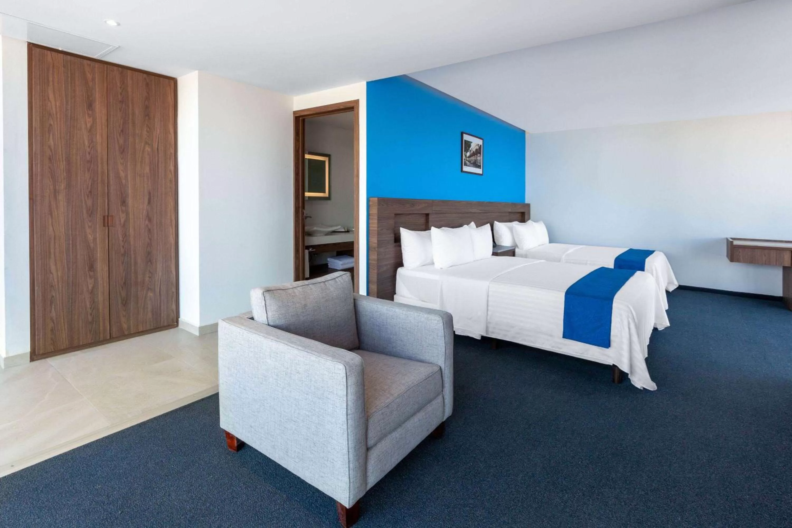 Photo of the whole room, Bed in Wyndham Puebla Angelopolis