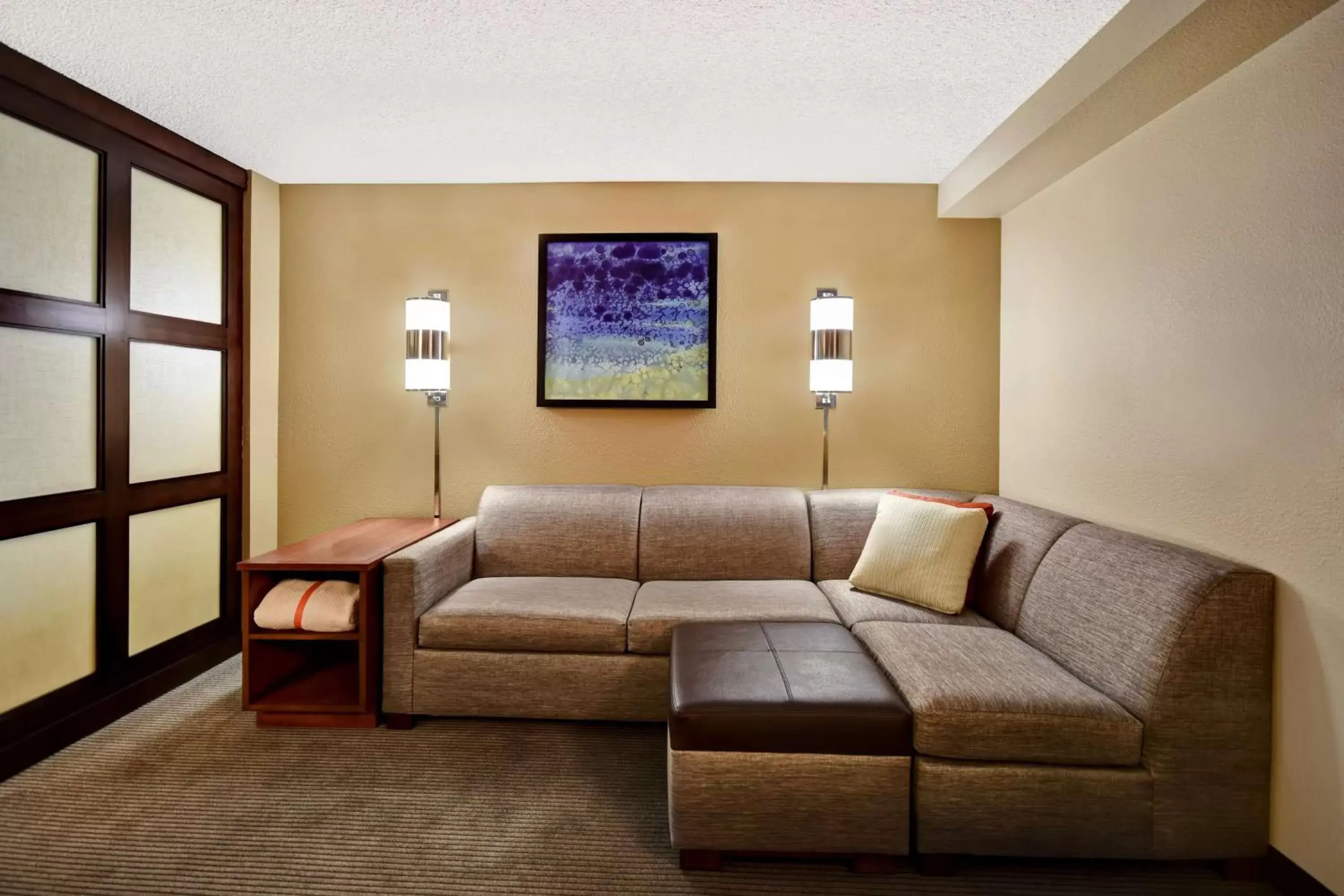 Photo of the whole room, Seating Area in Hyatt Place Phoenix Gilbert