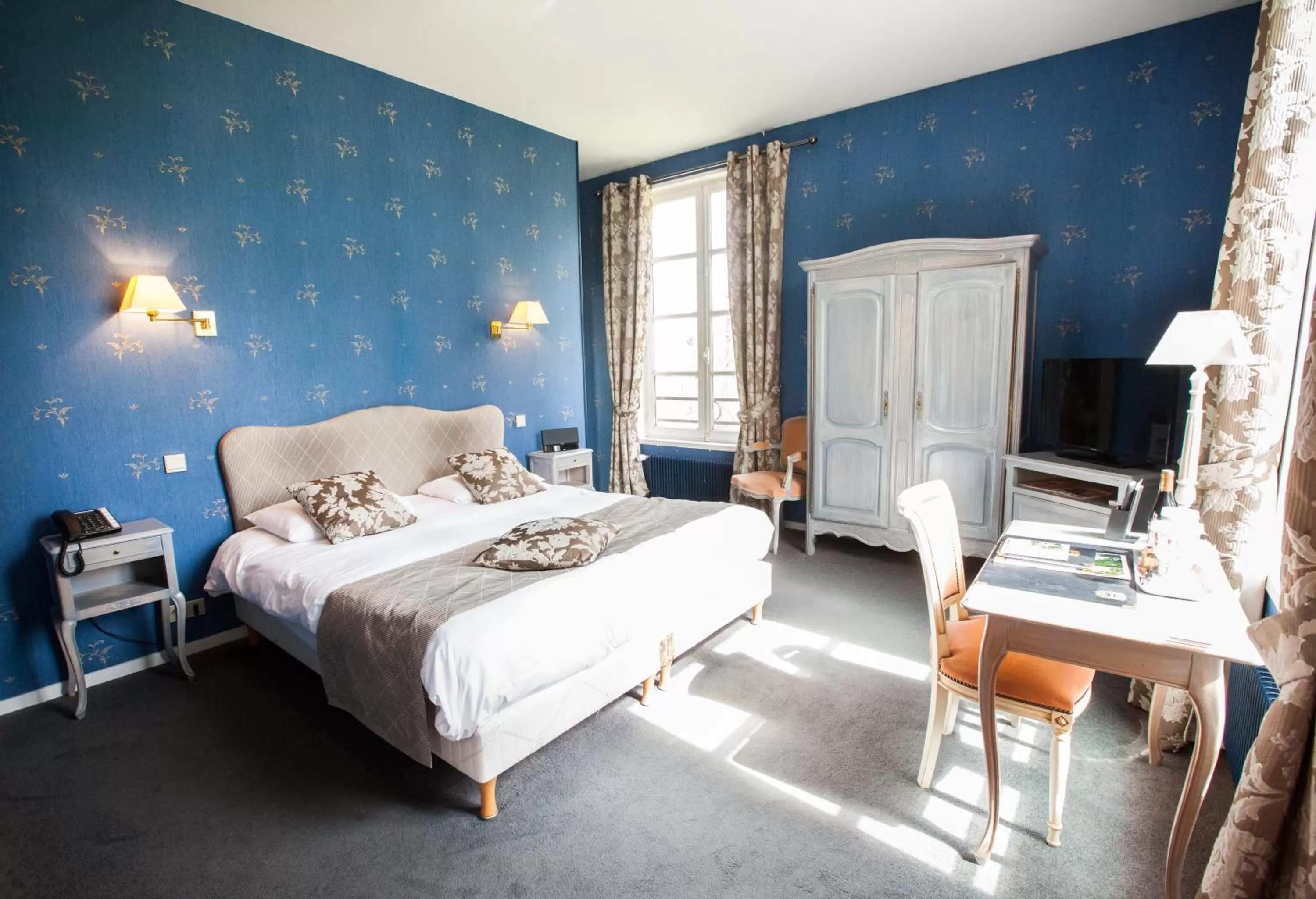 Photo of the whole room, Bed in Château de Bellefontaine - Teritoria