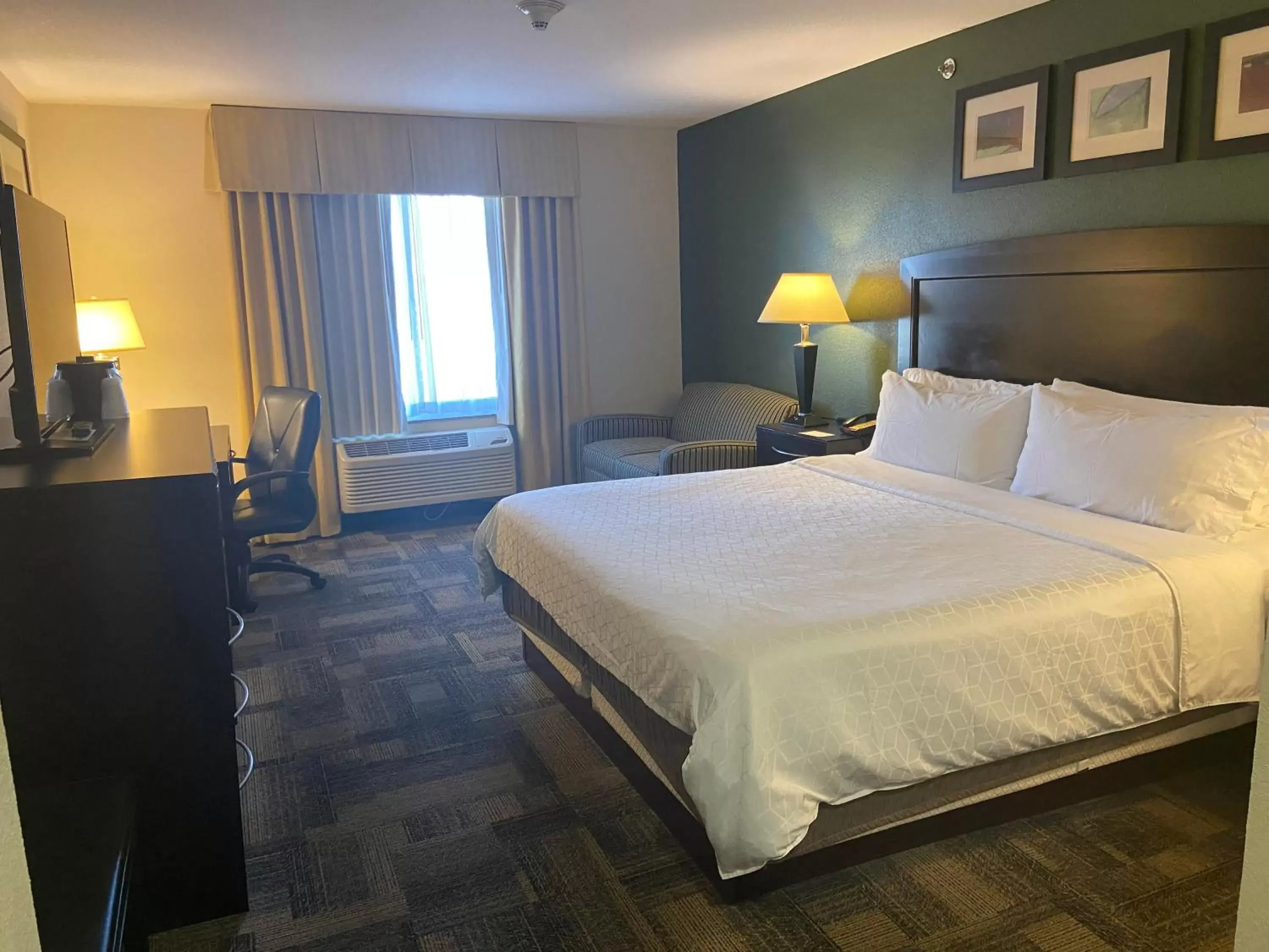 Photo of the whole room, Bed in Holiday Inn Express Pekin - Peoria Area, an IHG Hotel