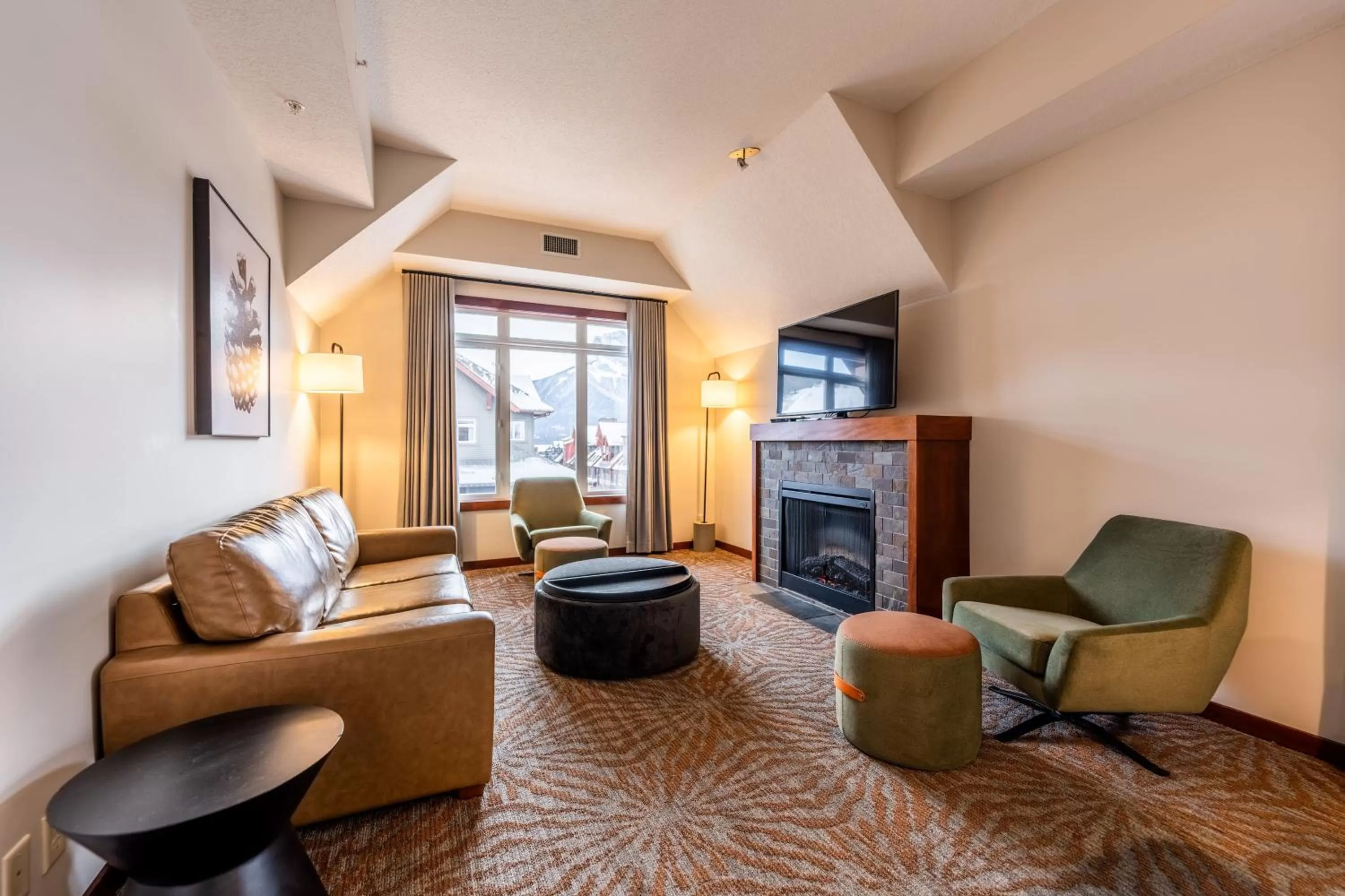 Living room in Blackstone Mountain Lodge by CLIQUE