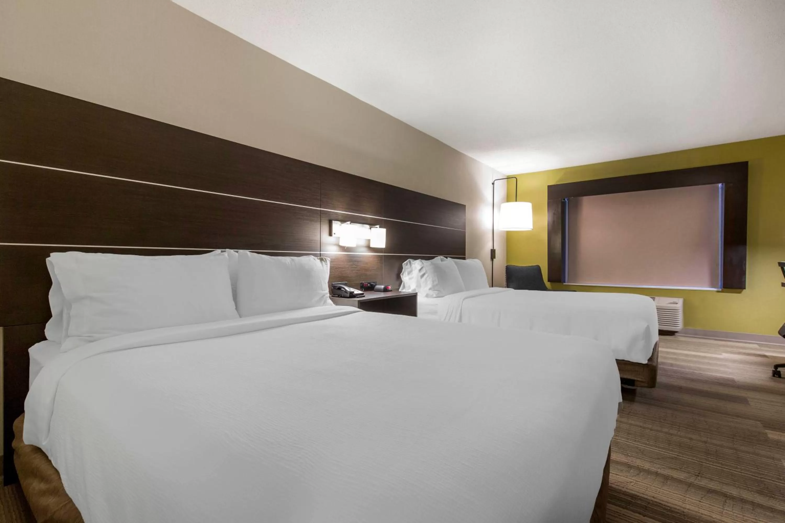 Photo of the whole room, Bed in Holiday Inn Express & Suites Chicago West - St Charles by IHG