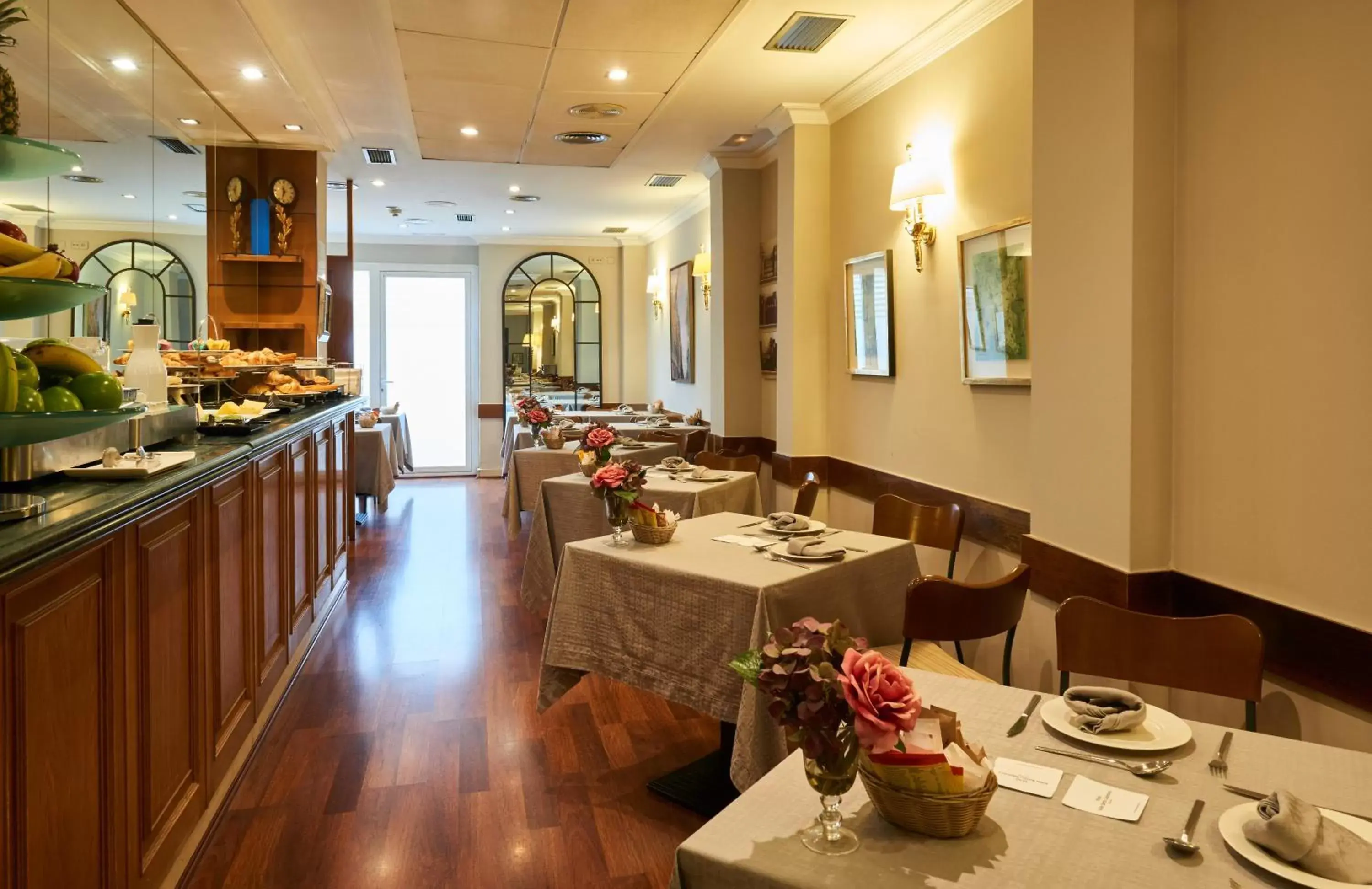 Buffet breakfast in Suites Barrio de Salamanca Buffet breakfast in Suites Barrio de Salamanca