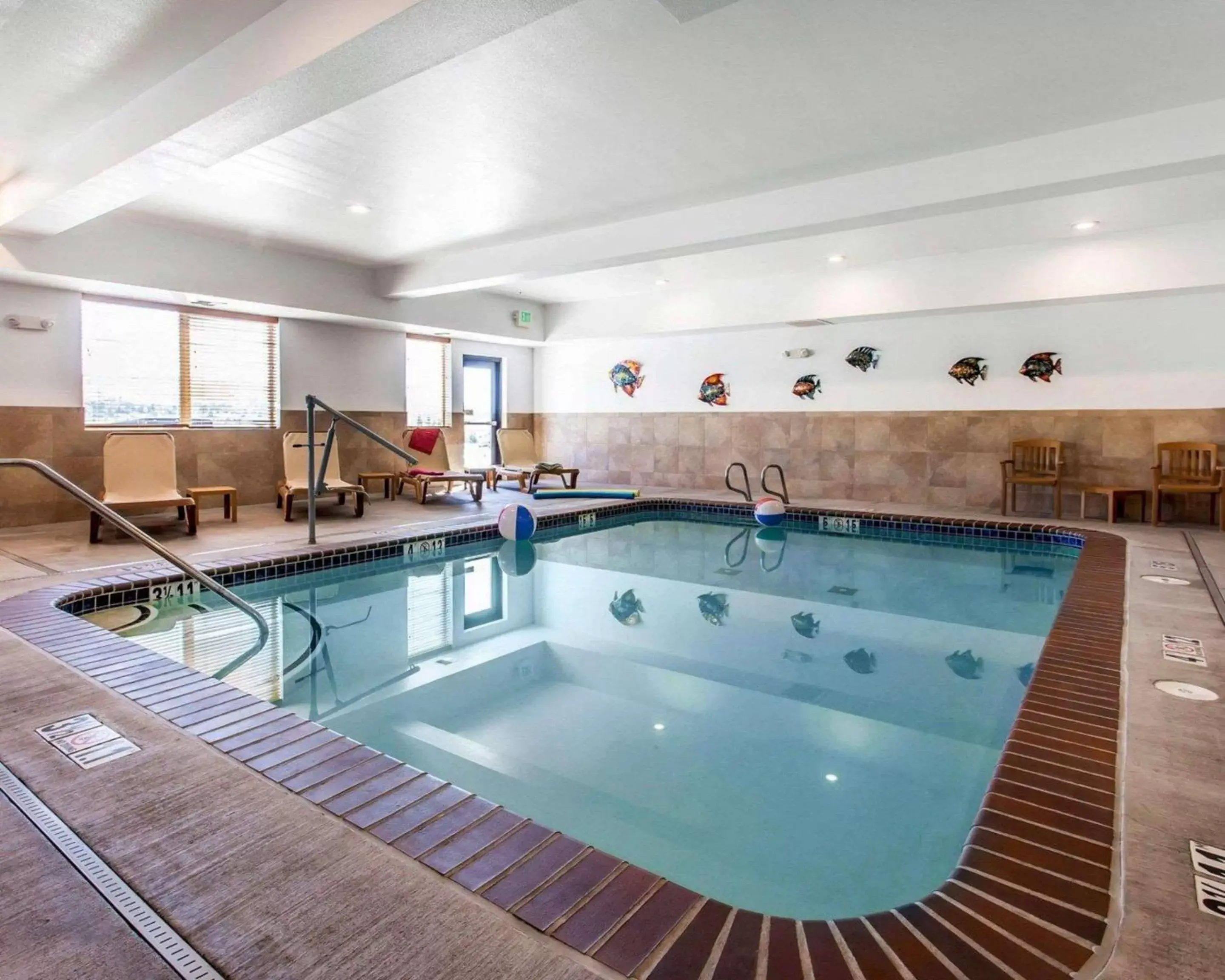 On site, Swimming Pool in Comfort Suites Wenatchee Gateway