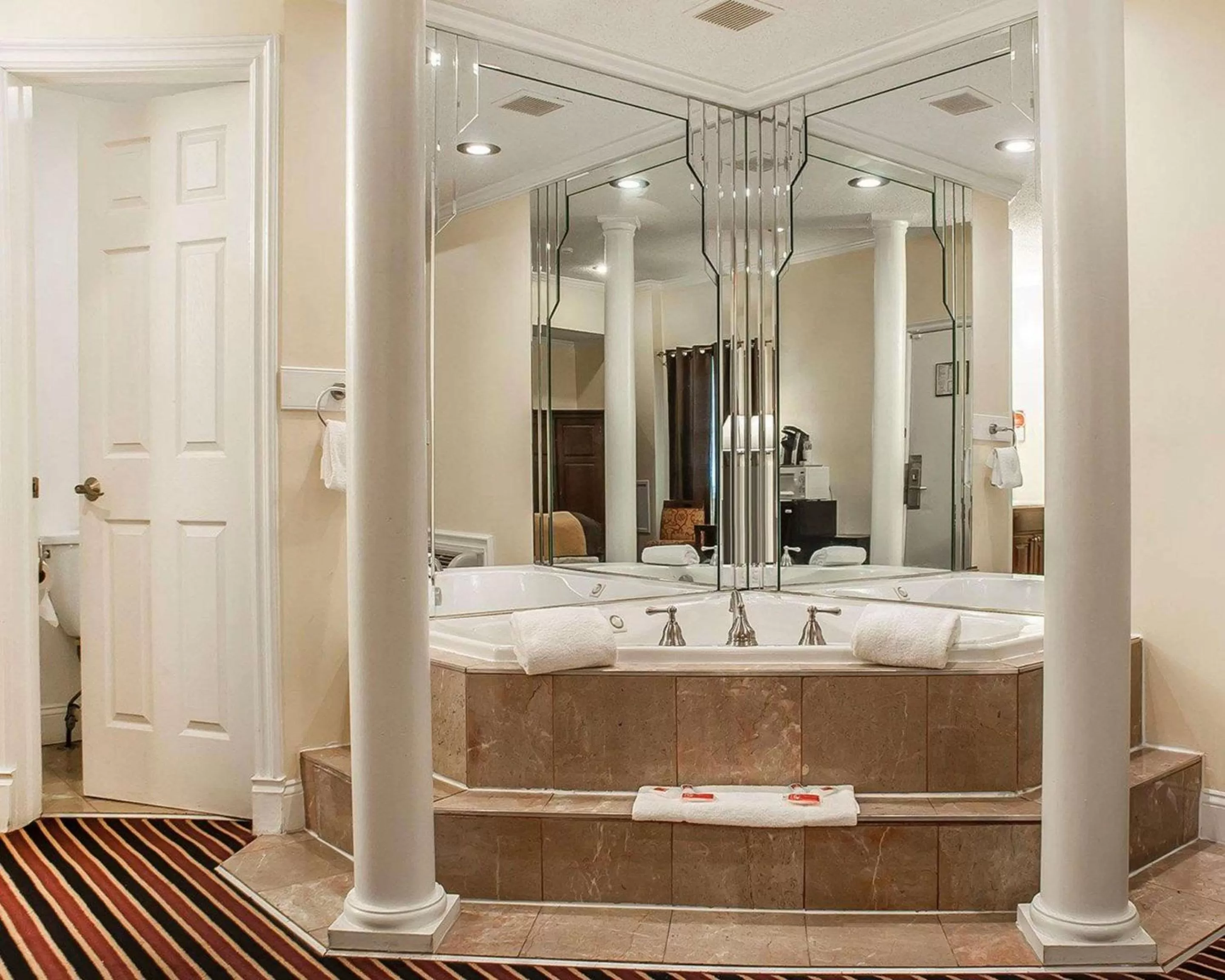 Photo of the whole room in Econo Lodge at the Falls North