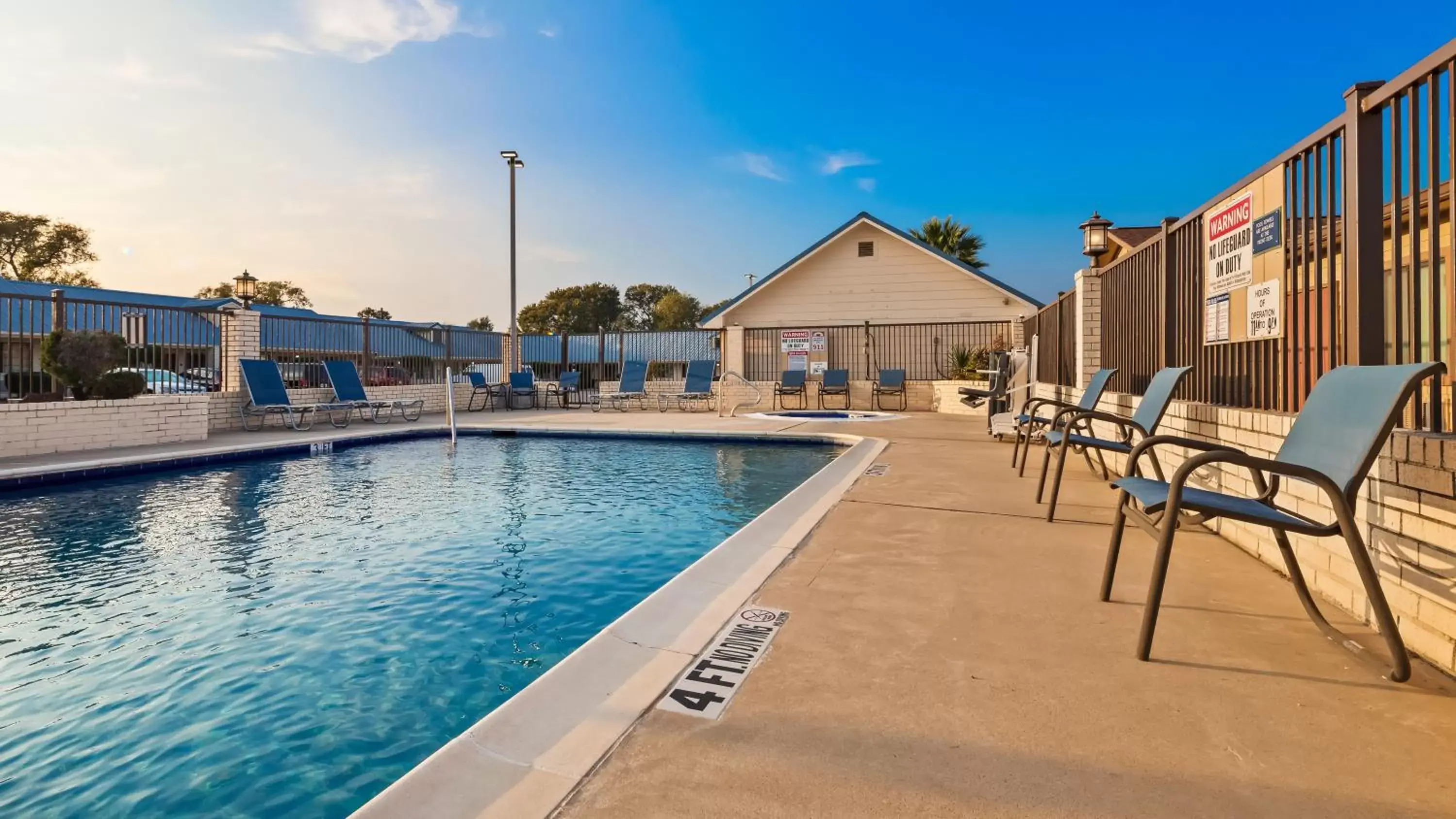 Swimming Pool in Best Western Regency Inn & Suites