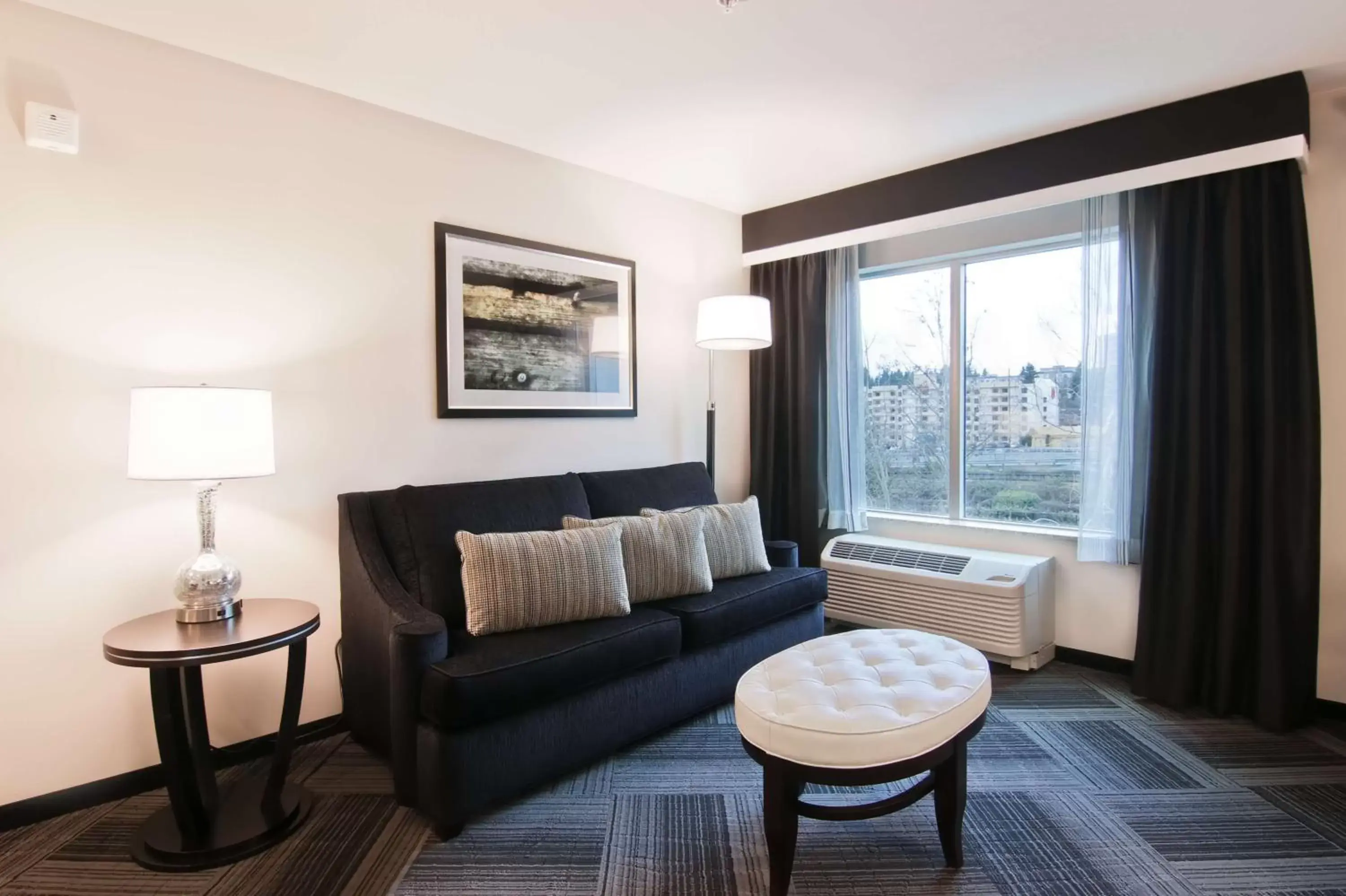 Bed, Seating Area in Hampton Inn & Suites Bellevue Downtown/Seattle