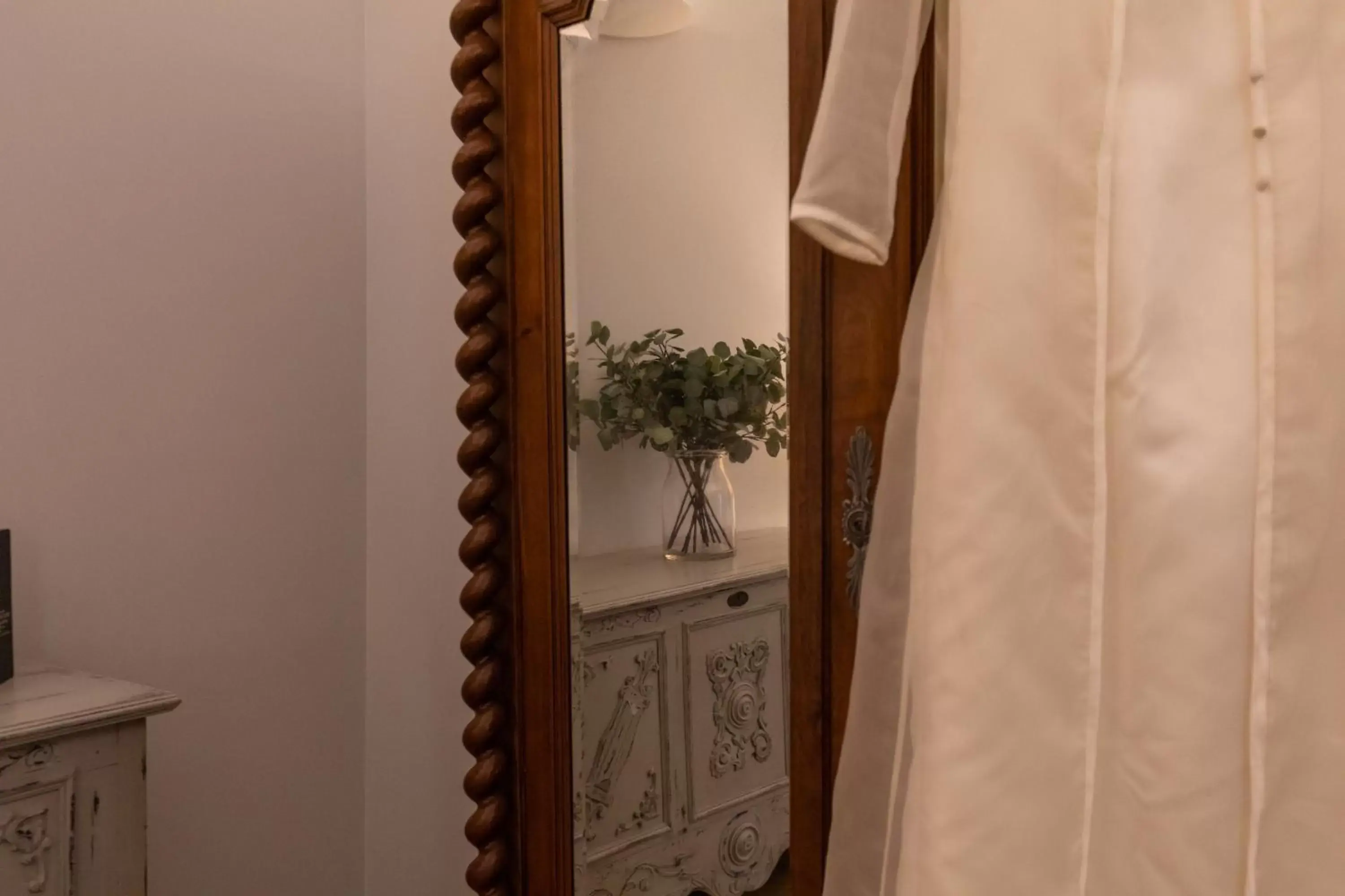 wardrobe, Bathroom in Hospedium Hotel Posada de la Silleria