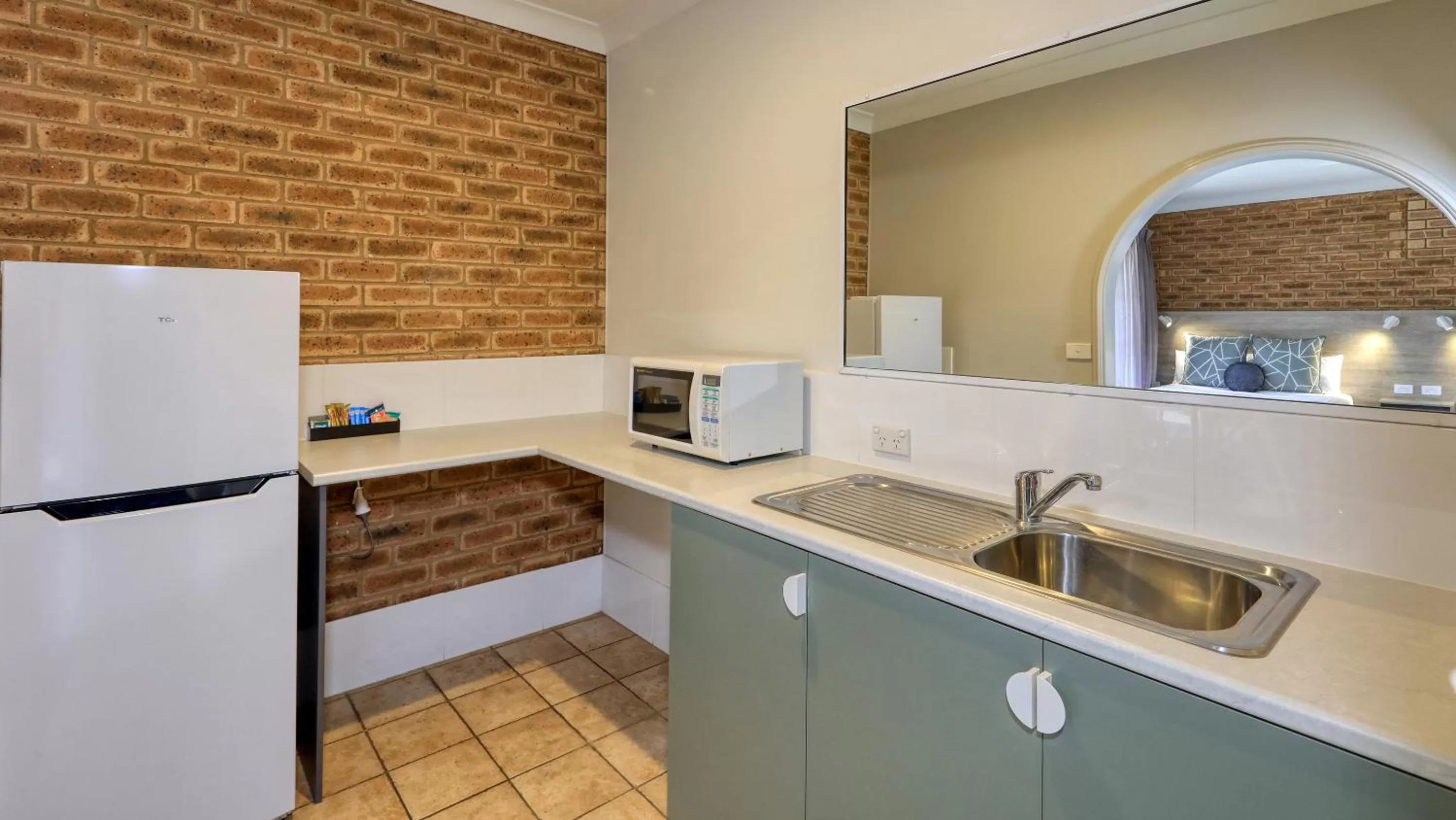 Kitchen or kitchenette in Hamilton Henry Parkes Motor Inn