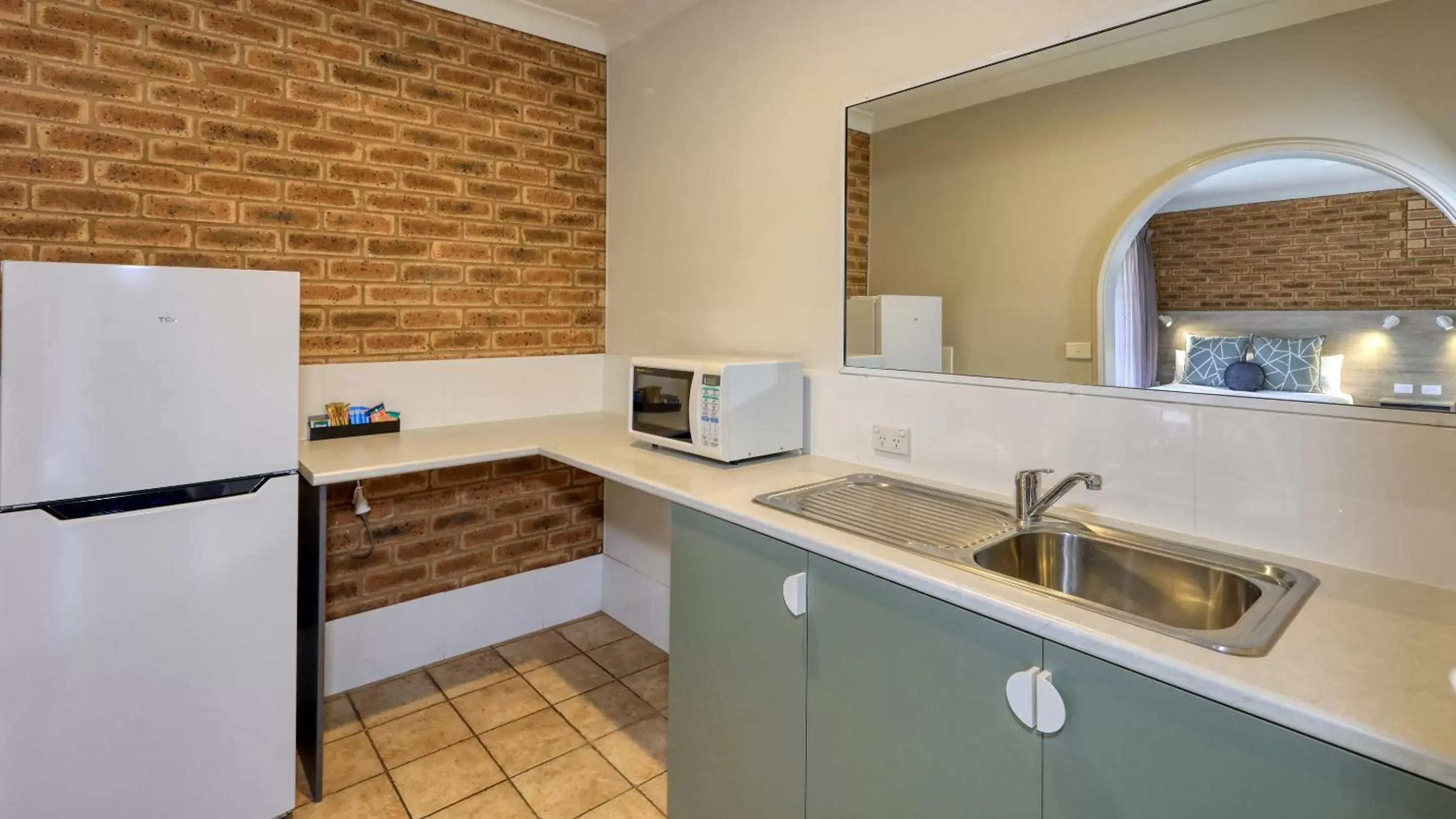 Kitchen or kitchenette, Kitchen/Kitchenette in Hamilton Henry Parkes Motor Inn