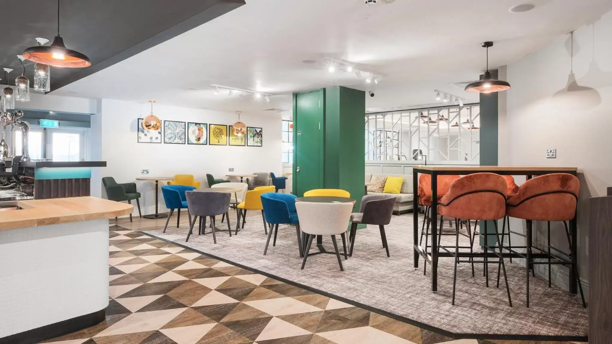 Lounge or bar, Restaurant/Places to Eat in Holiday Inn Reading West, an IHG Hotel