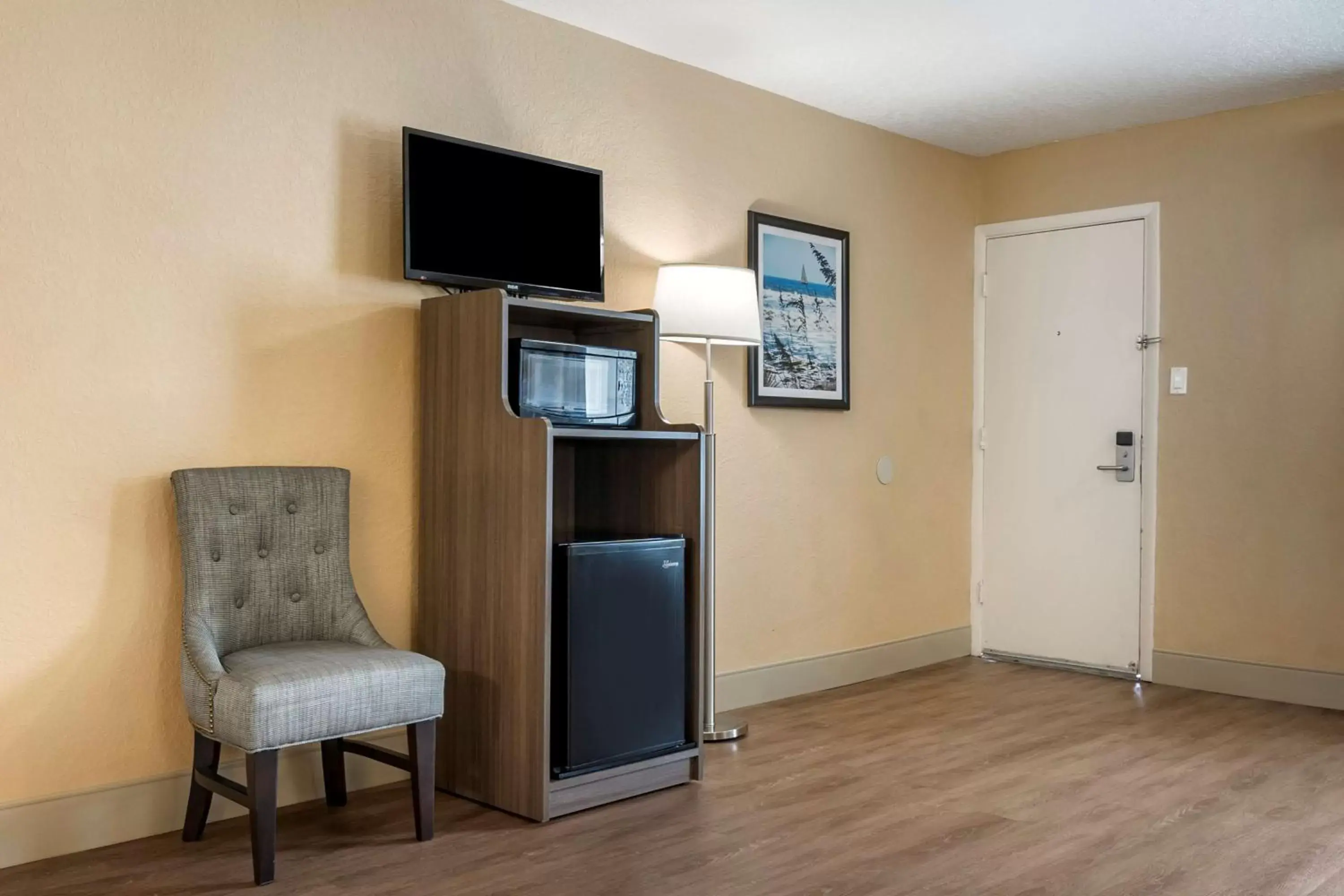 Bedroom, TV/Entertainment Center in Best Western Space Shuttle Inn