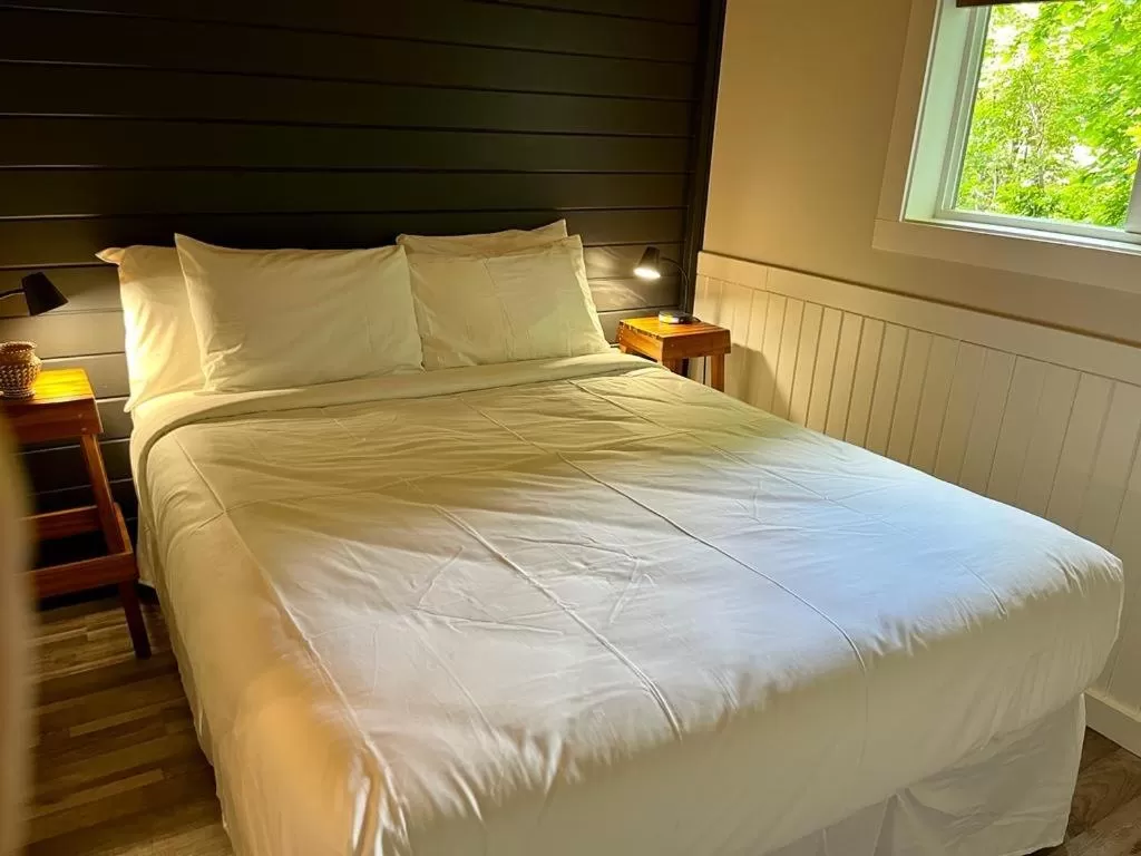Bedroom, Bed in Barefoot Villas and Retreat