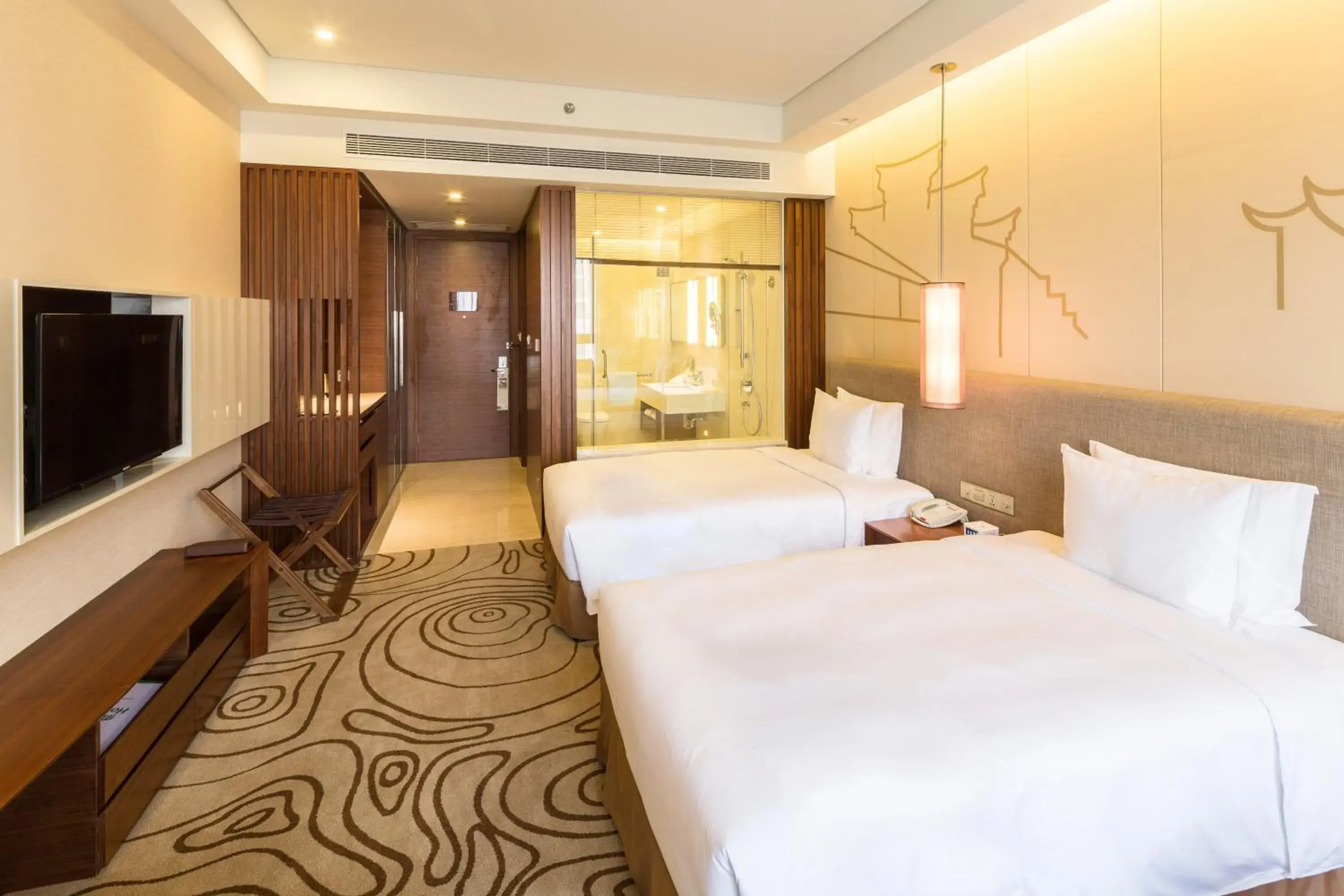 Photo of the whole room, Bed in Holiday Inn Shanghai Hongqiao