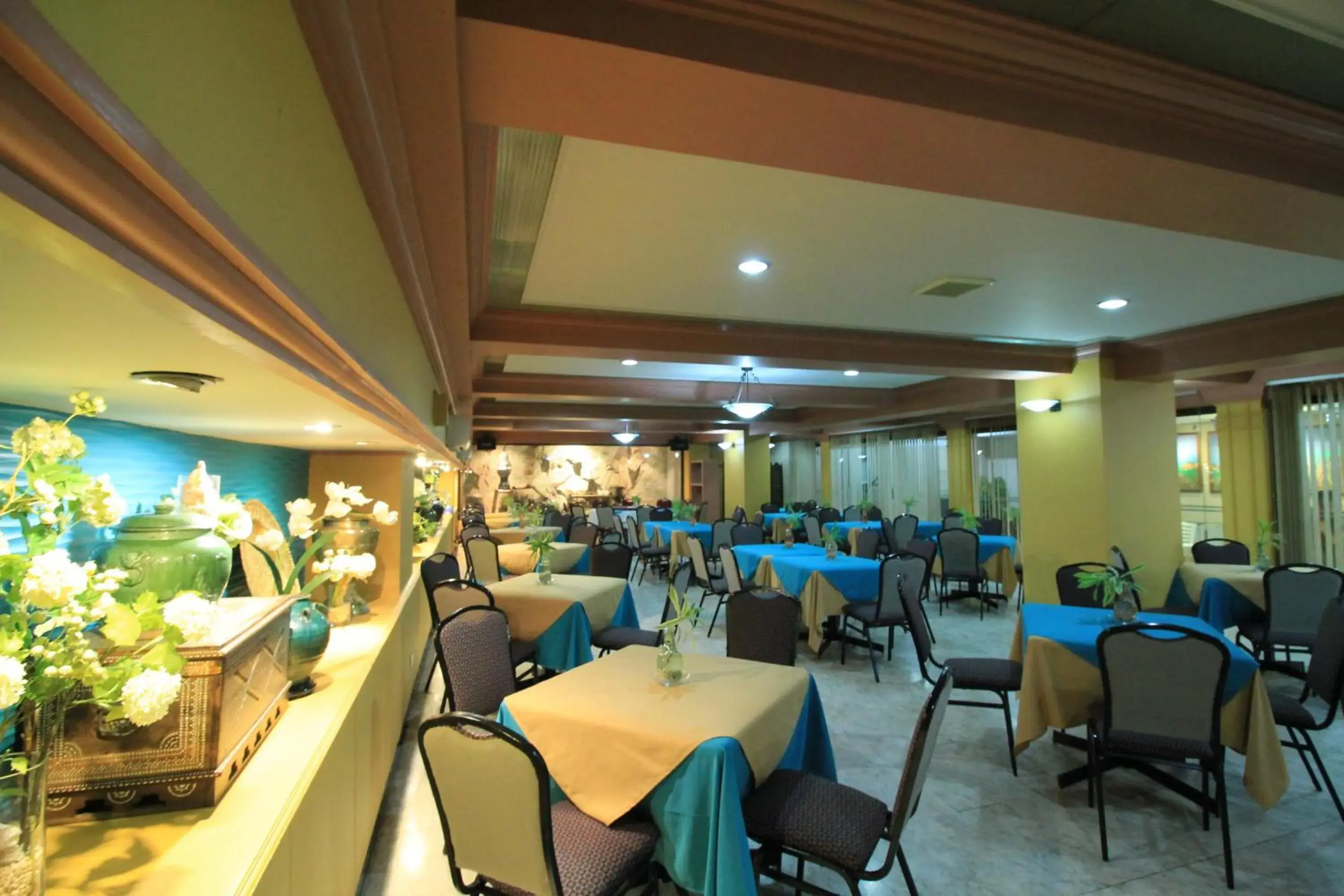 Restaurant/Places to Eat in Grand City Hotel