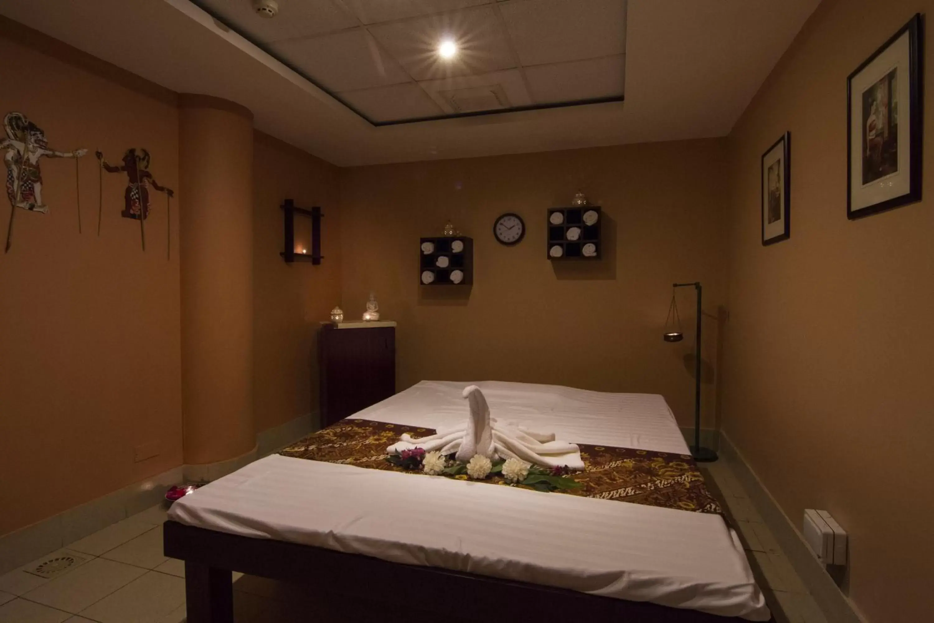 Massage, Bed in Grand Hotel Excelsior