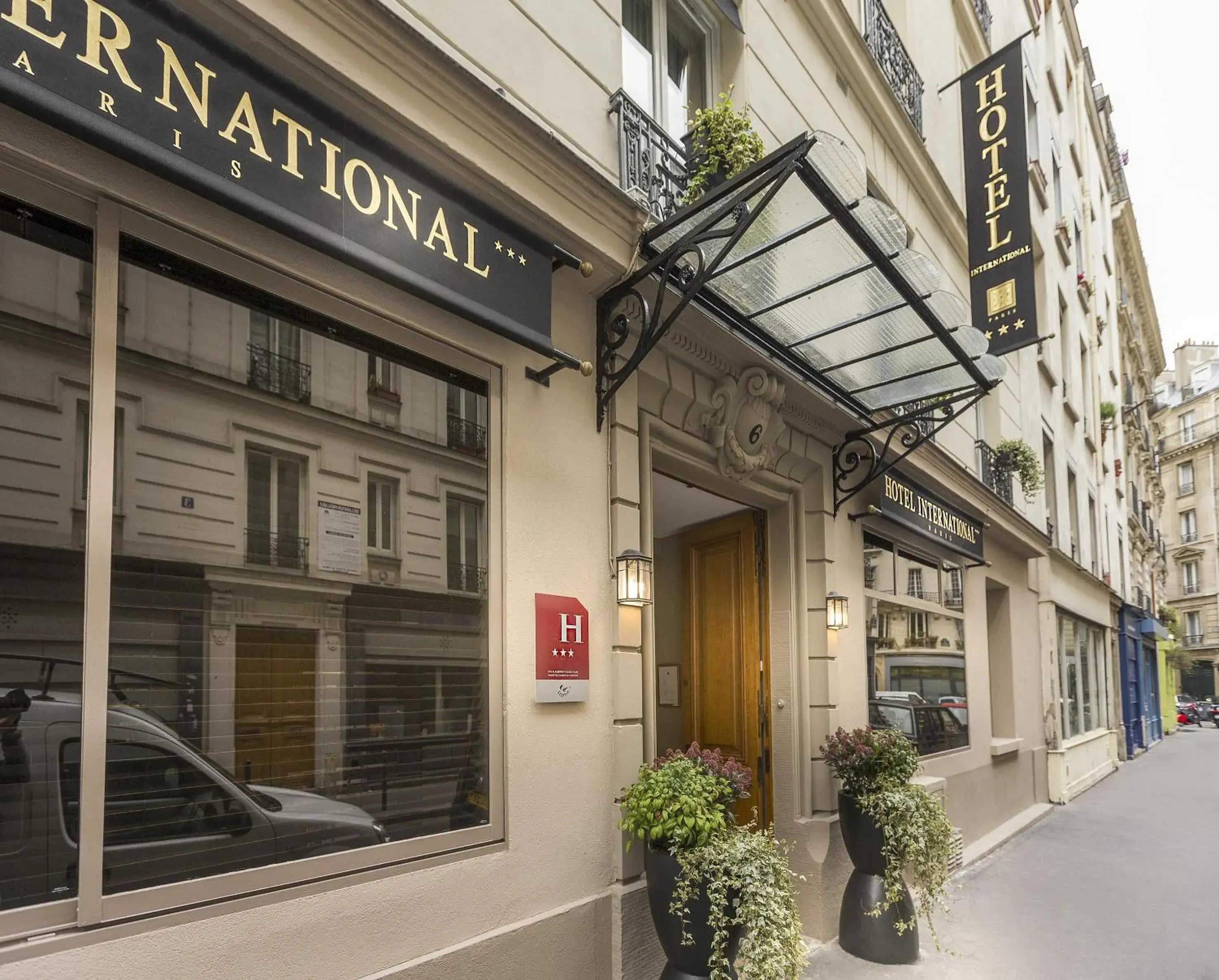 Facade/entrance in Hotel International Paris
