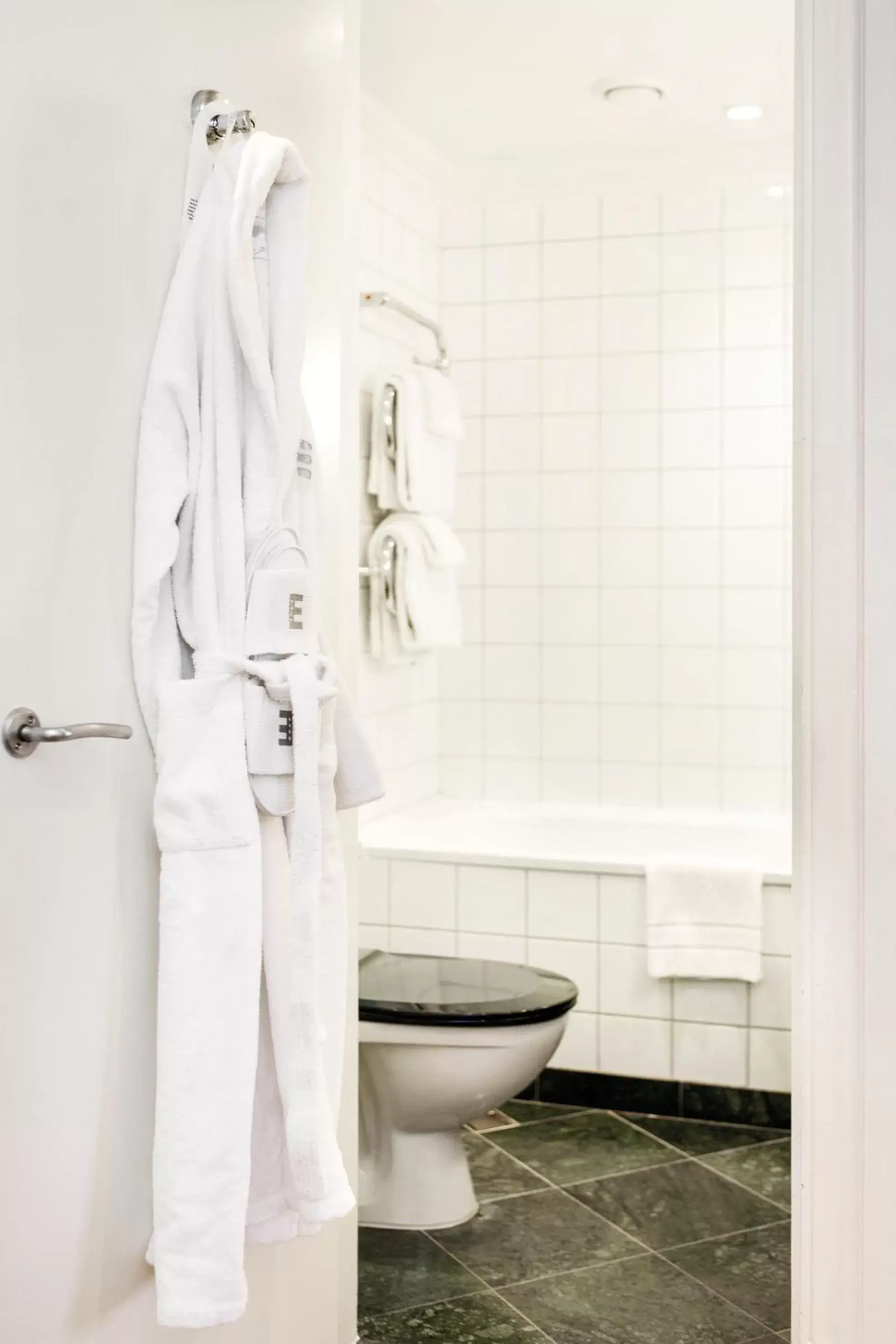 Bathroom in Elite Park Avenue Hotel