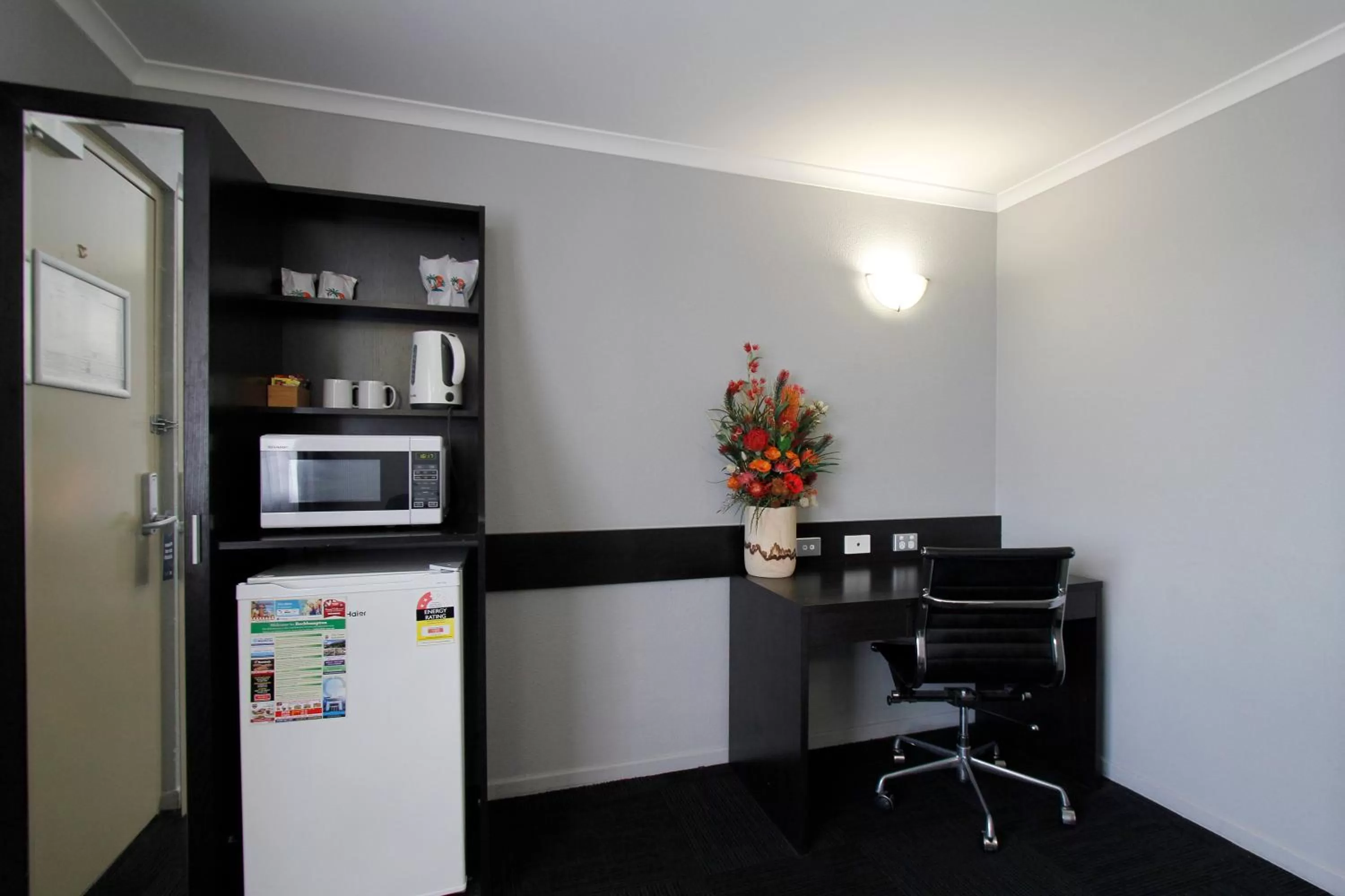 Kitchen or kitchenette in The Stirling Motel