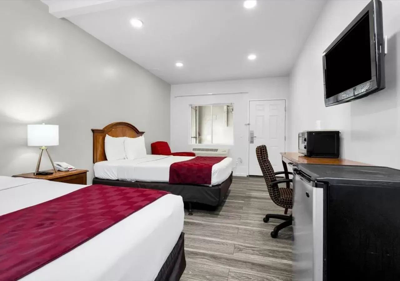 Bedroom in Rodeway Inn & Suites San Francisco - Great Highway