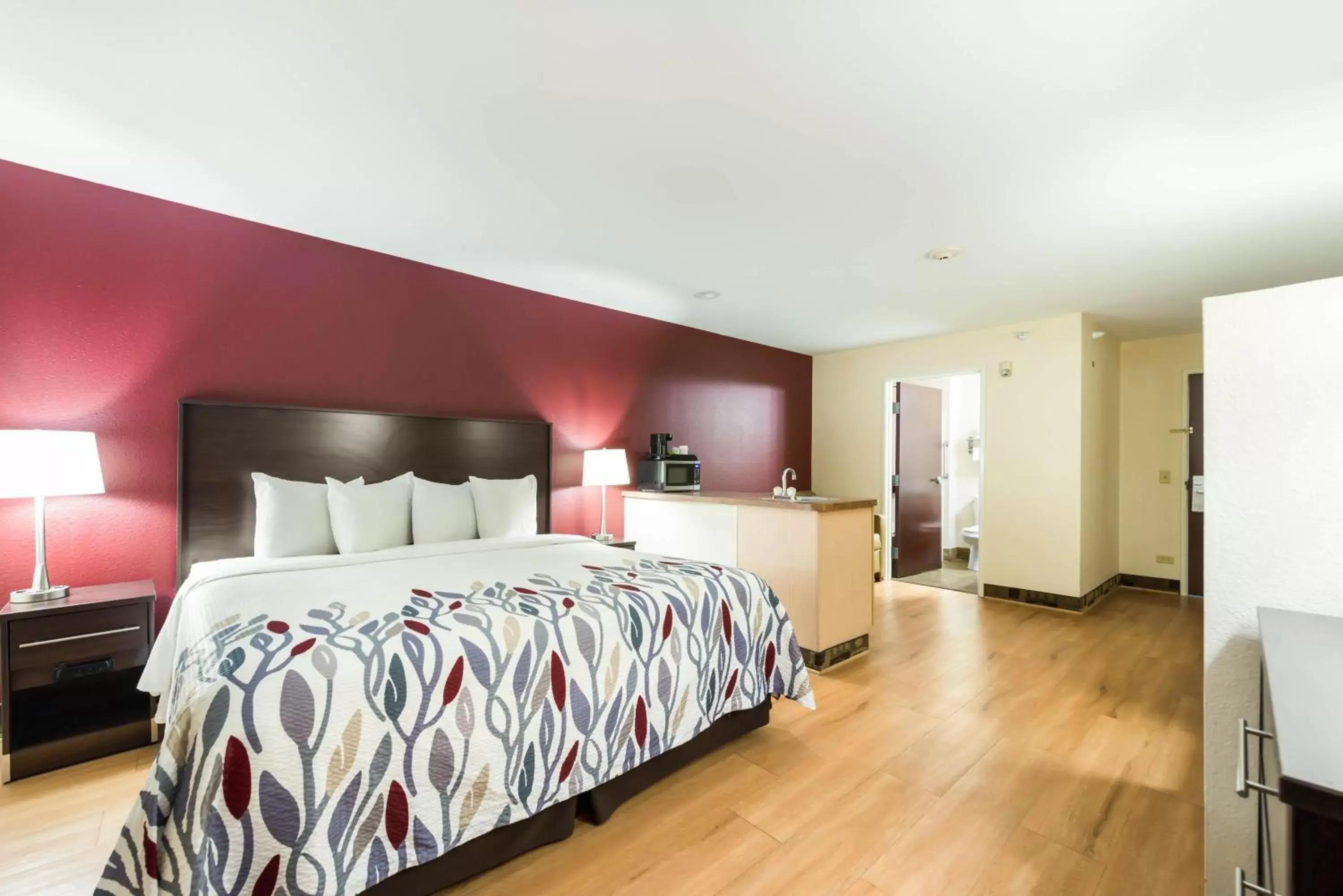 Photo of the whole room, Bed in Red Roof Inn & Suites Monee