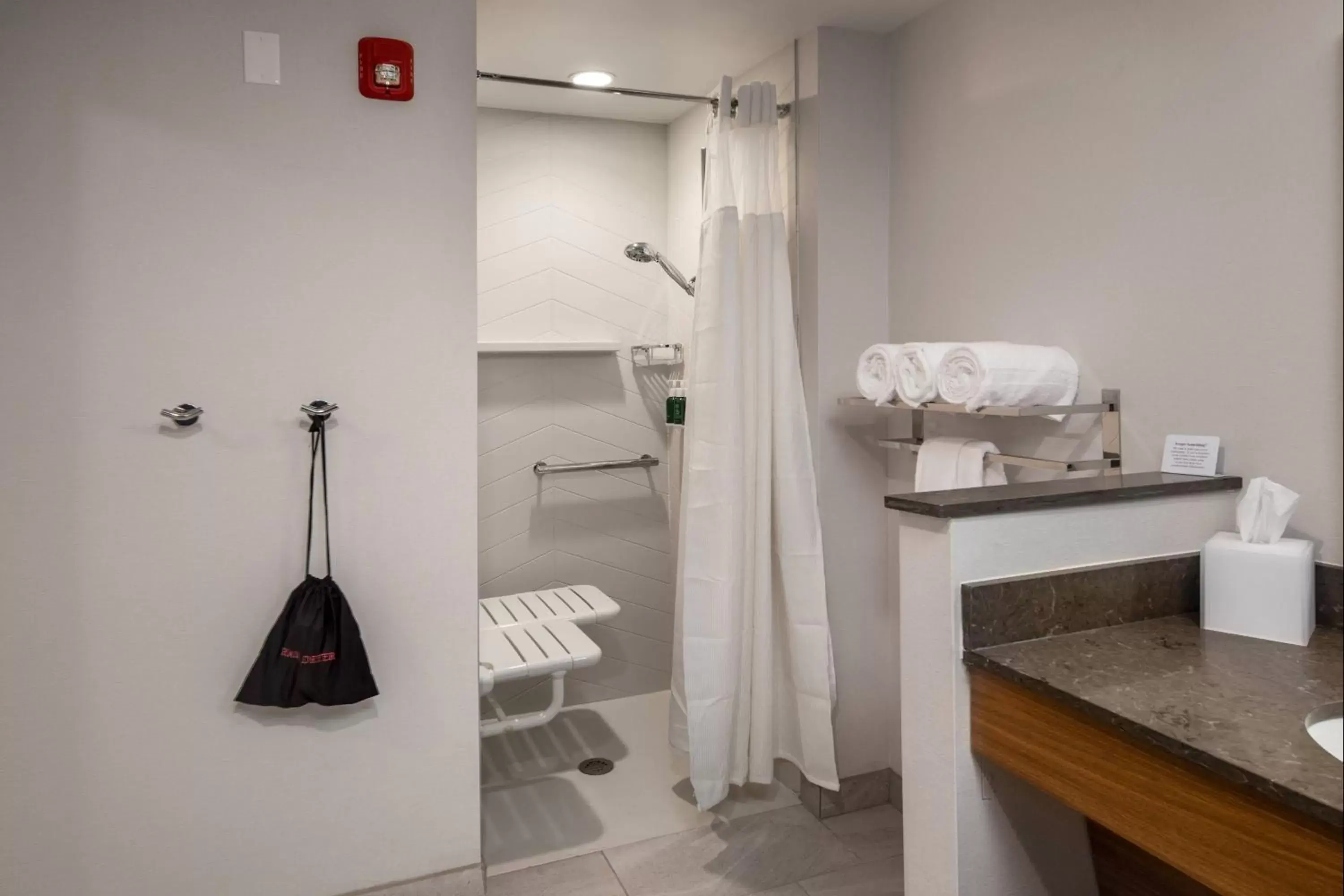 Bathroom in Fairfield Inn & Suites by Marriott Little Rock Airport