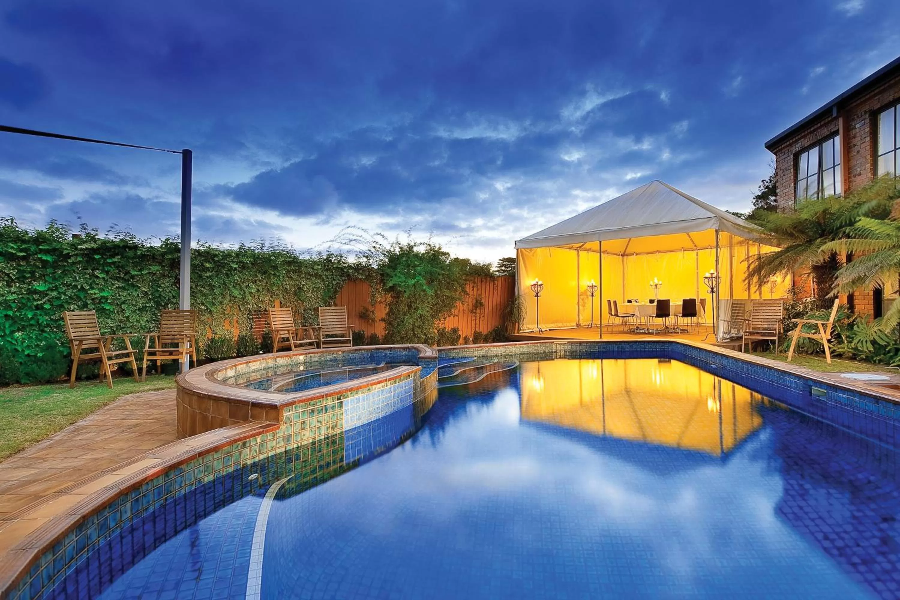 Swimming pool in Best Western Plus Buckingham International