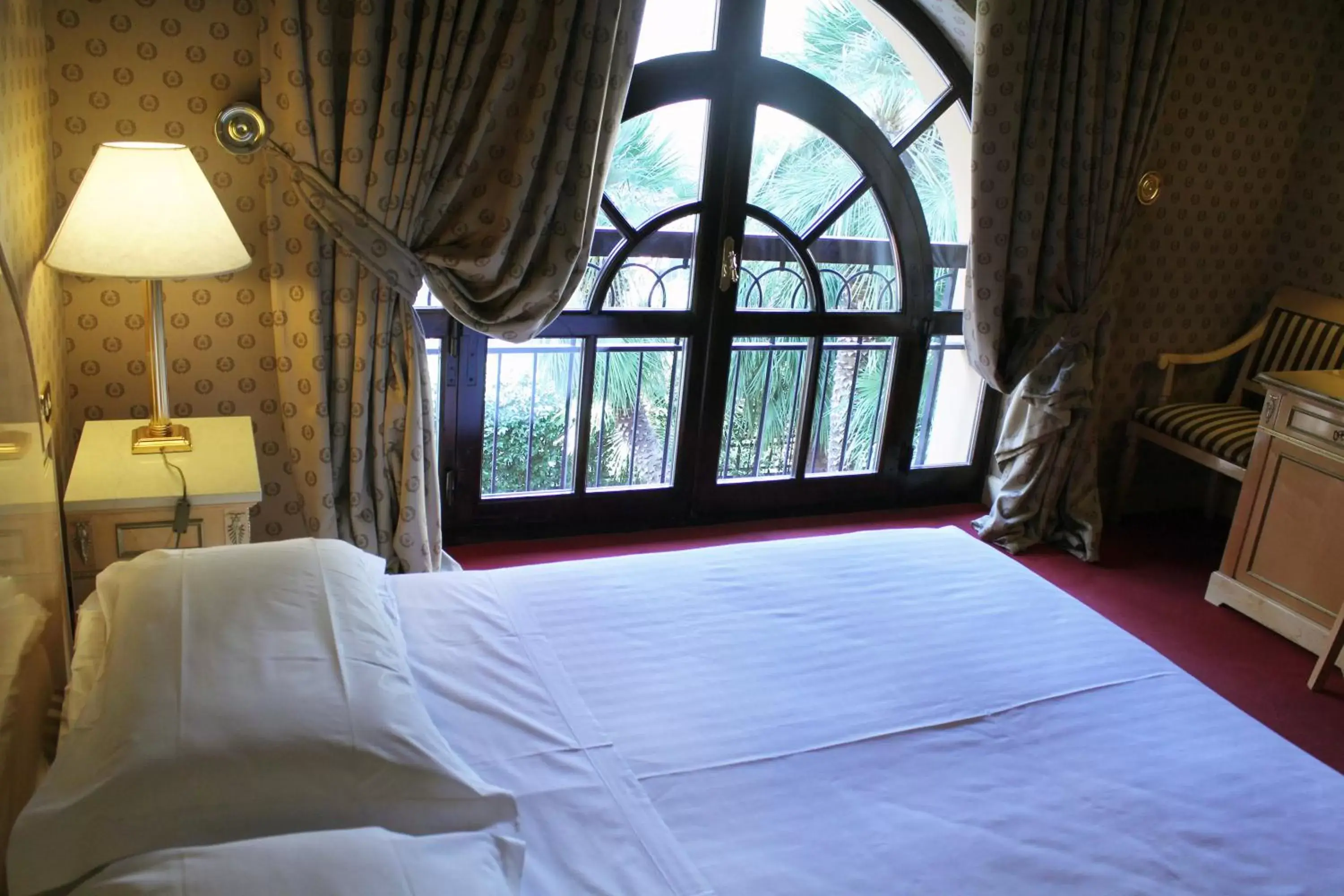 View (from property/room), Bed in Hotel Albani Firenze View (from property/room), Bed in Hotel Albani Firenze