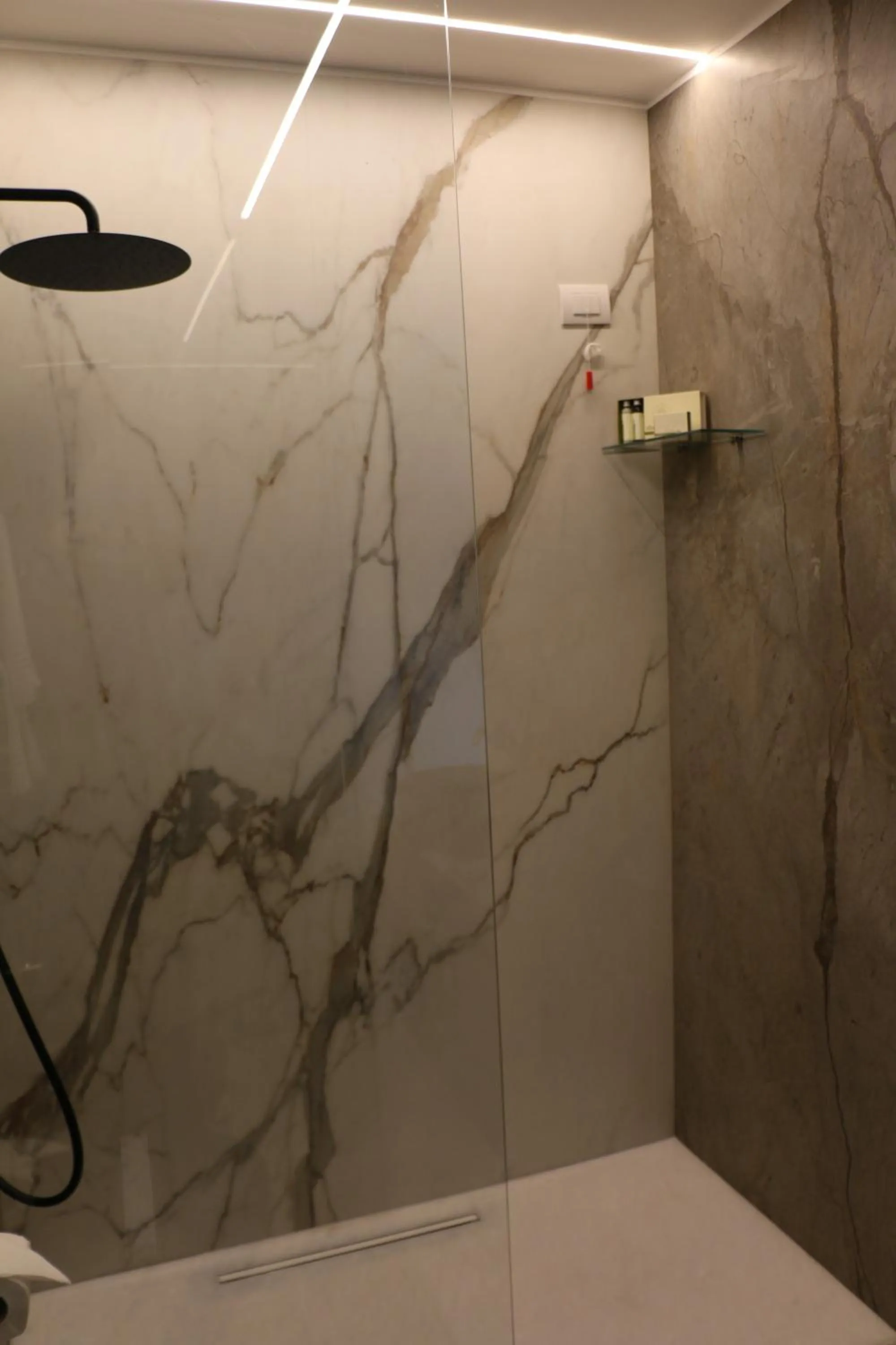 Shower in Albergo Del Sedile