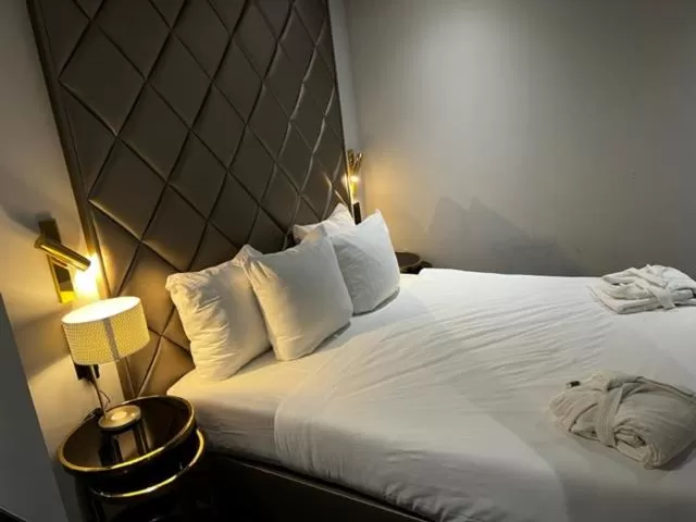 Bedroom, Bed in Triple G Hotels