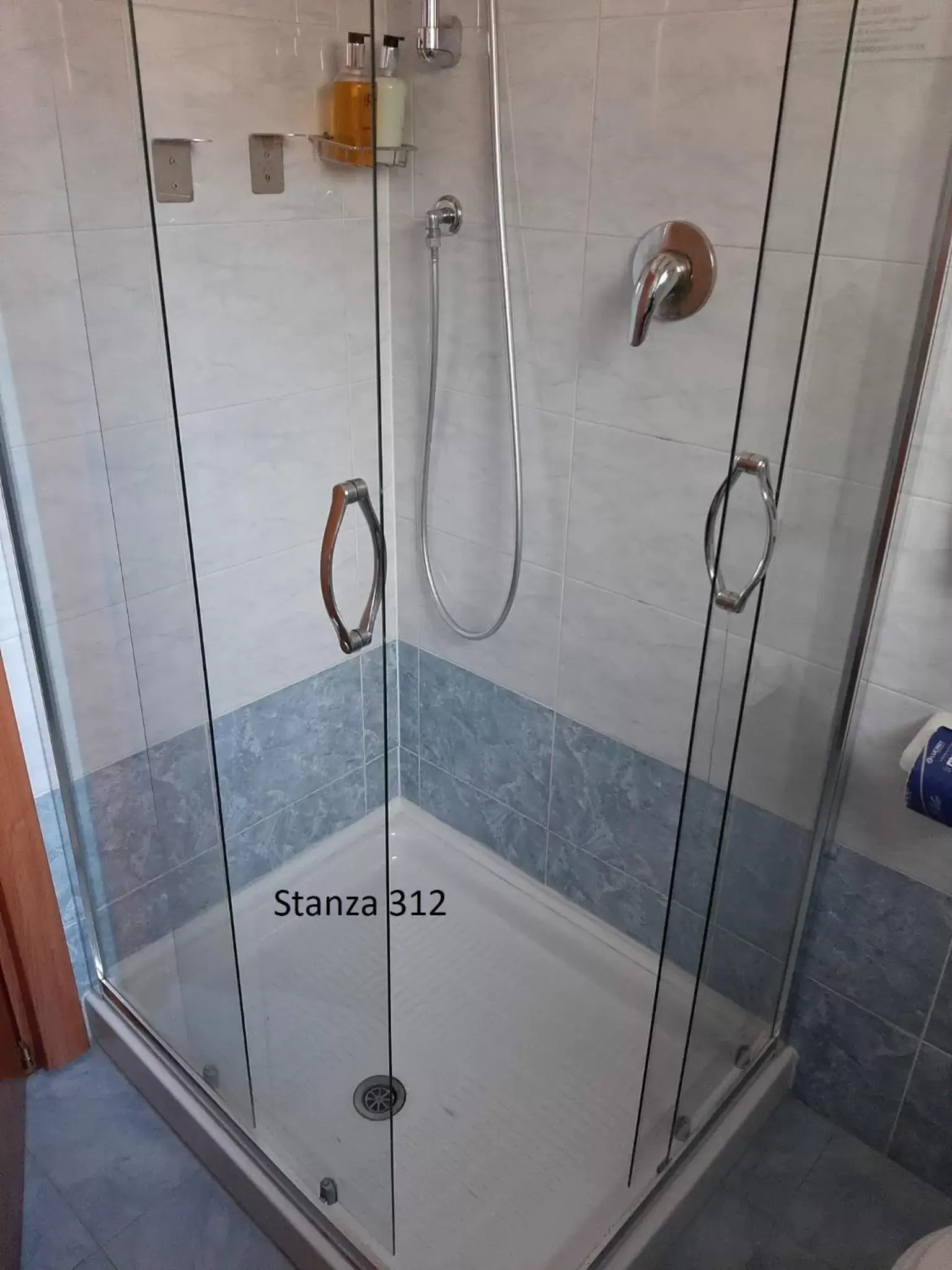 Shower, Bathroom in Hotel Pizboè