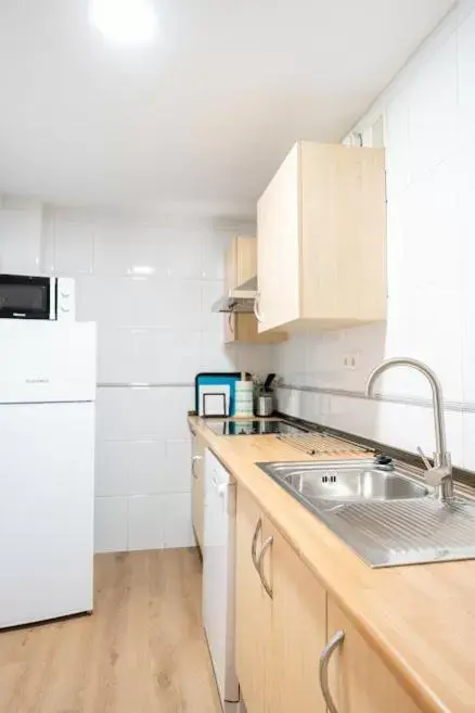 Kitchen/Kitchenette in APARTAMENTOS GENOVA PARQUESOL-Parking Gratuito